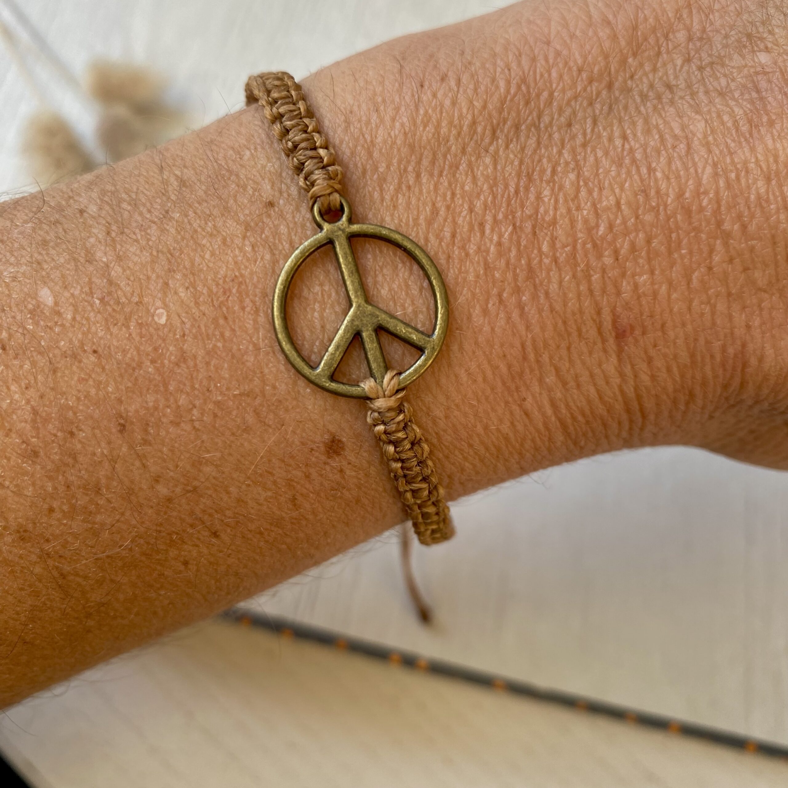Makramee Armband mit Peace Zeichen in messing, freie Farbwahl Band