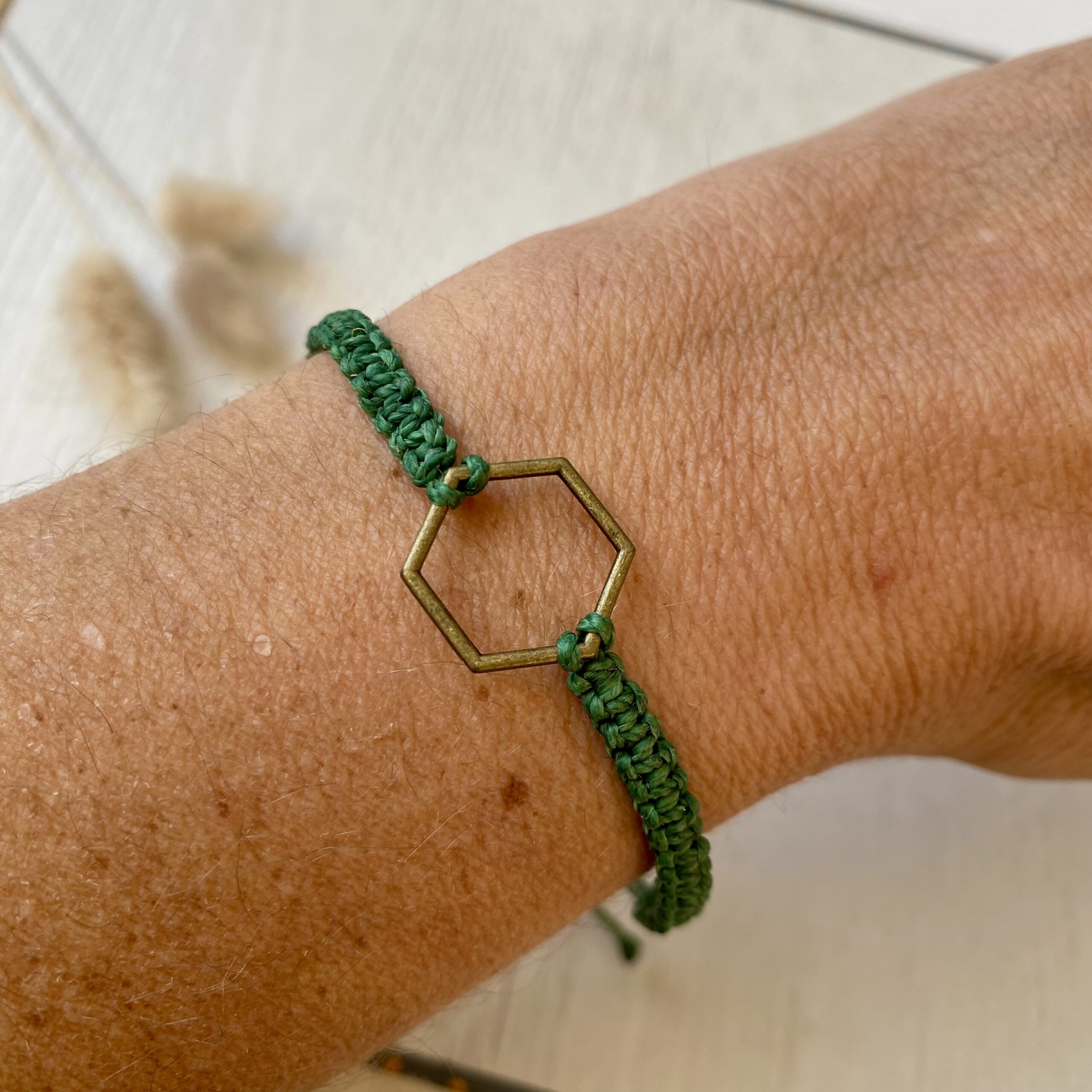 Makramee Armband mit Hexagon in Altmessing, Bandfarbe grün