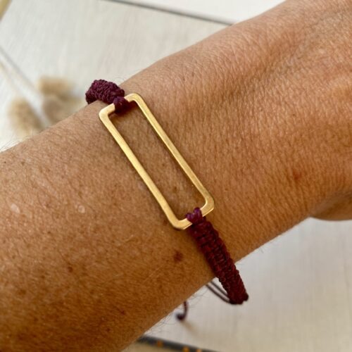 Makramee Armband mit vergoldetem Rechteck, Bandfarbe Aubergine