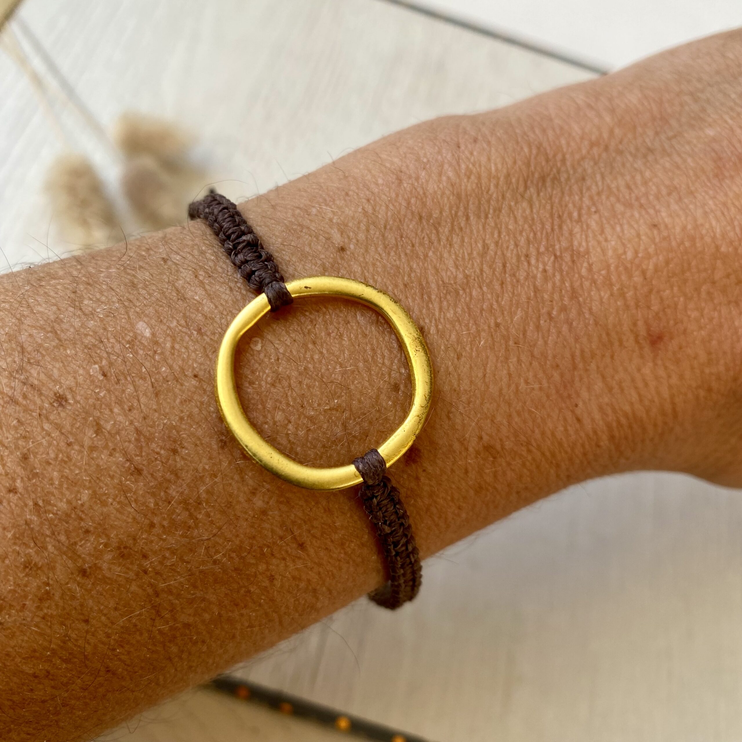 Makramee Armband, organisch geformter matter vergoldeter Ring, freie Bandfarbwahl