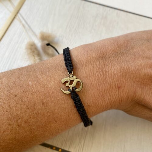 Makramee Armband mit Om - Zeichen, Yoga, Meditation, Selfcare in Altmessing, freie Farbwahl