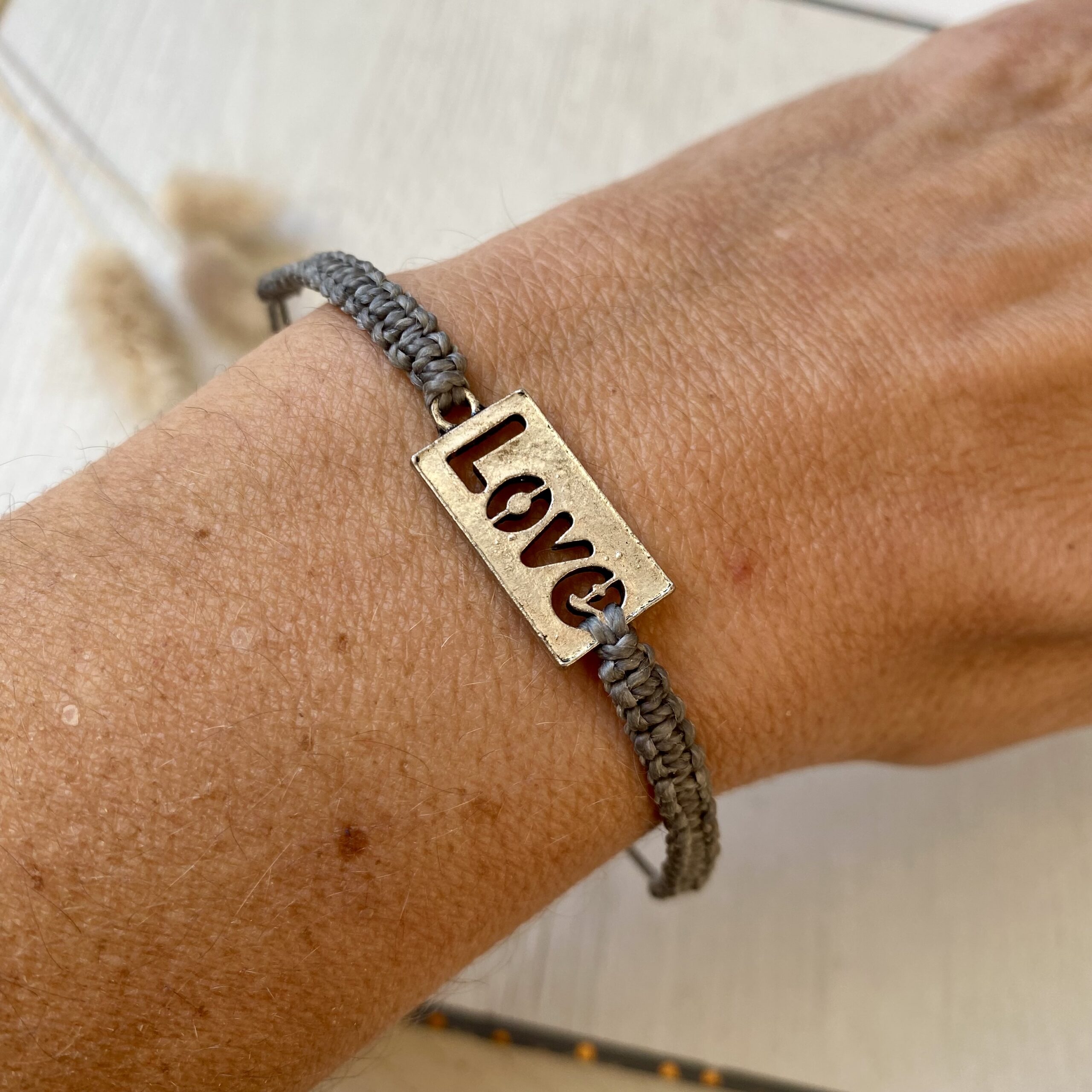 Makramee Armband, LOVE, für Deine Liebsten aus Altsilber, Band Farbwahl