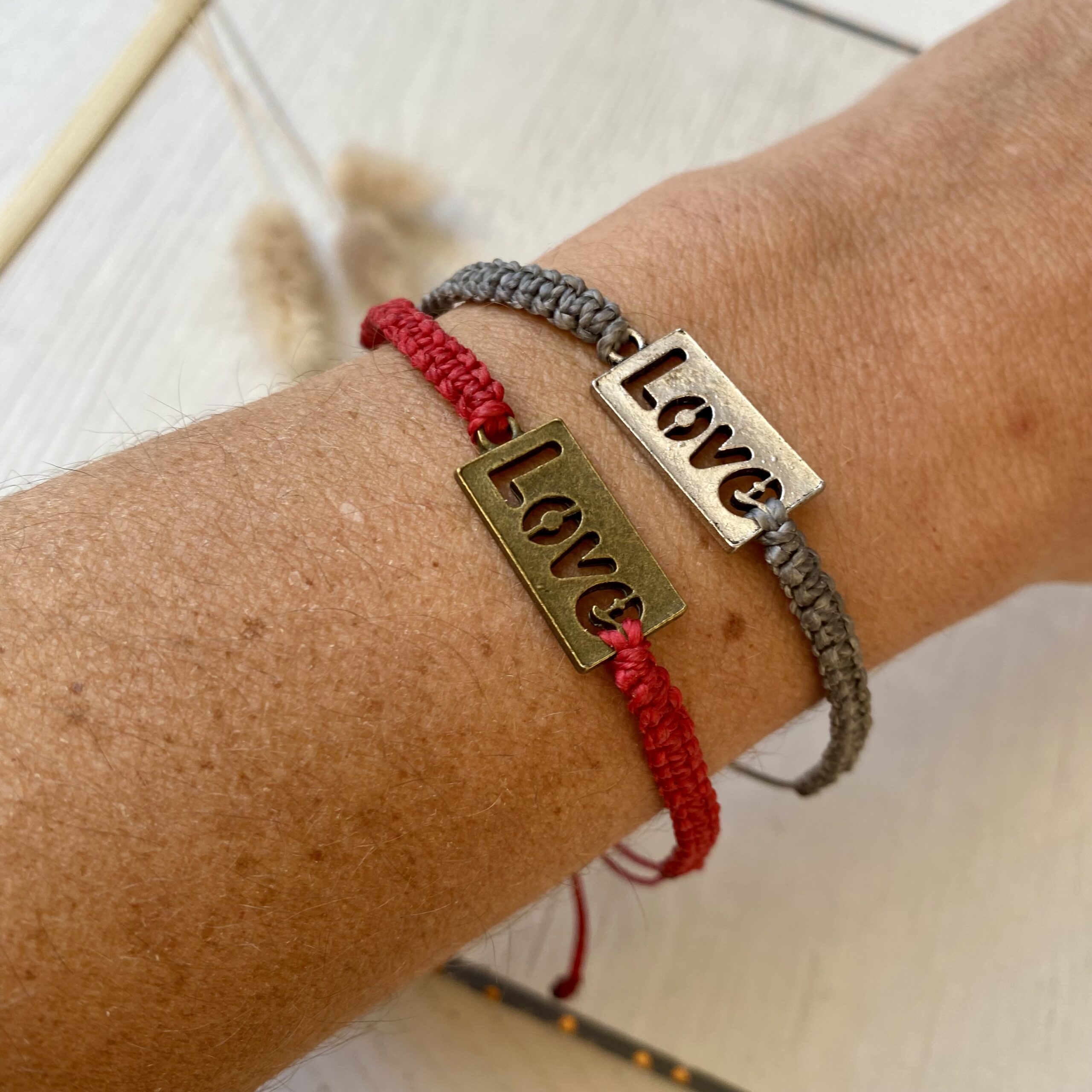 Love. Makrameearbönder Altmessing und altsilber