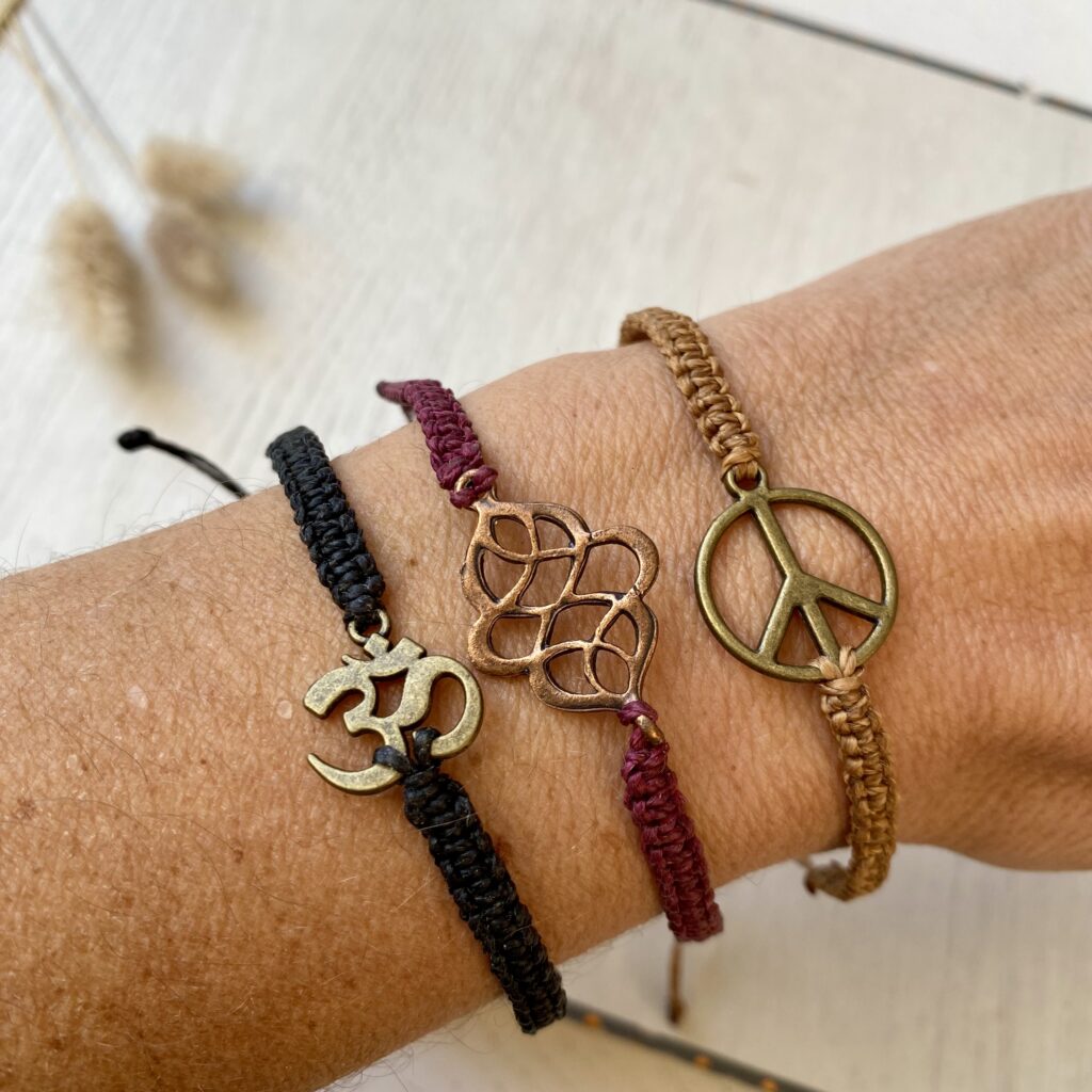 Makrameearmbänder mit Om-Zeichen, Ornament und Peace Zeichen