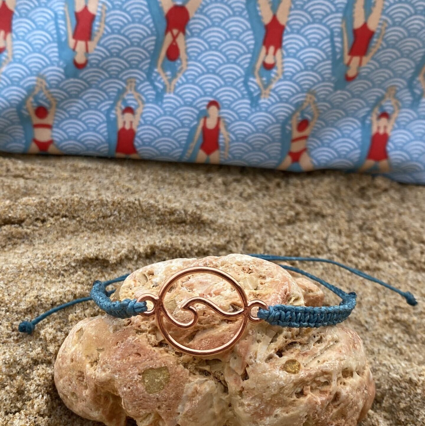 Wetbag Schwimmerinnen und Makramee Armband Welle, maritimes Geschenkset für Schwimmer:innen