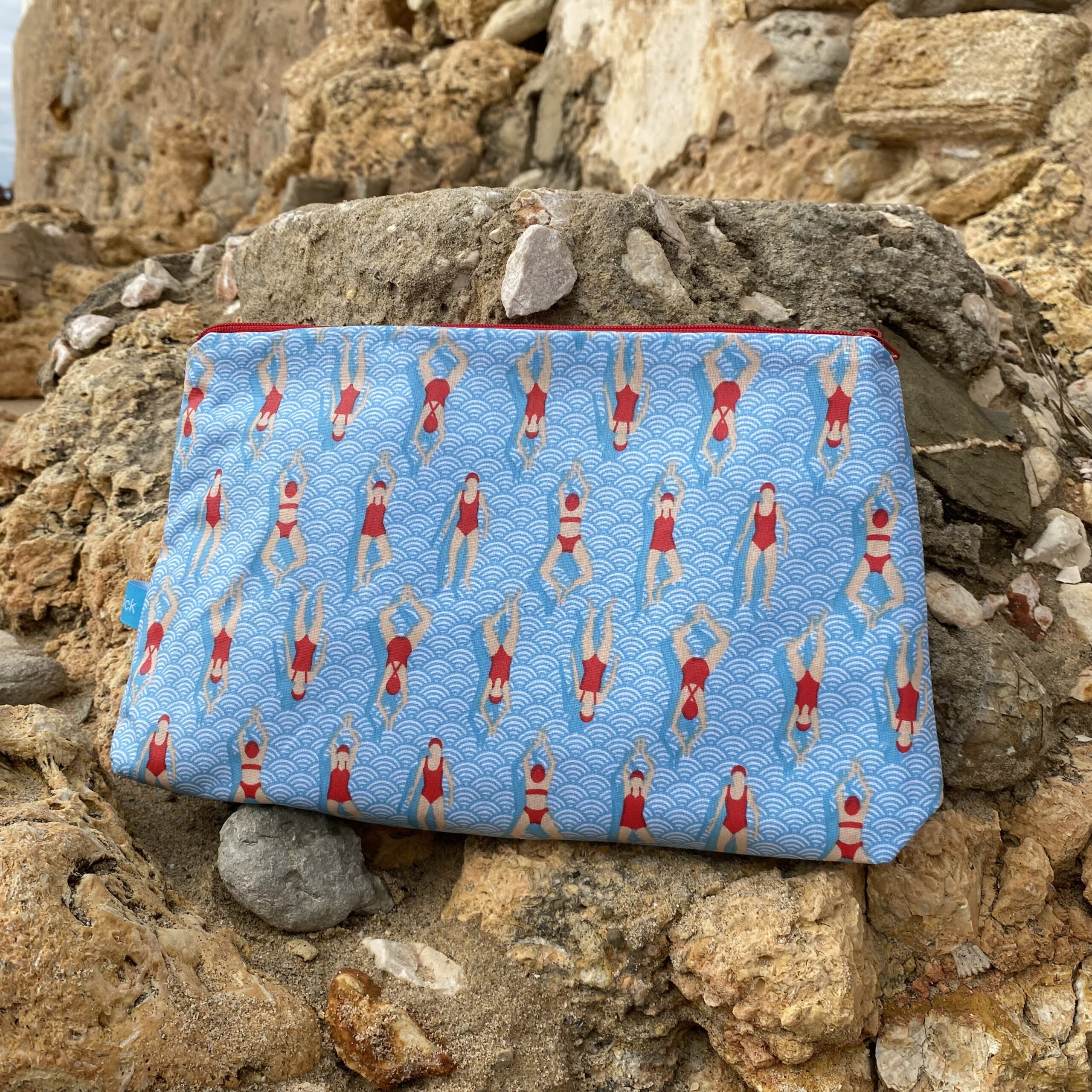 Wetbag Schwimmerinnen und Makramee Armband Welle, maritimes Geschenkset für Schwimmer:innen