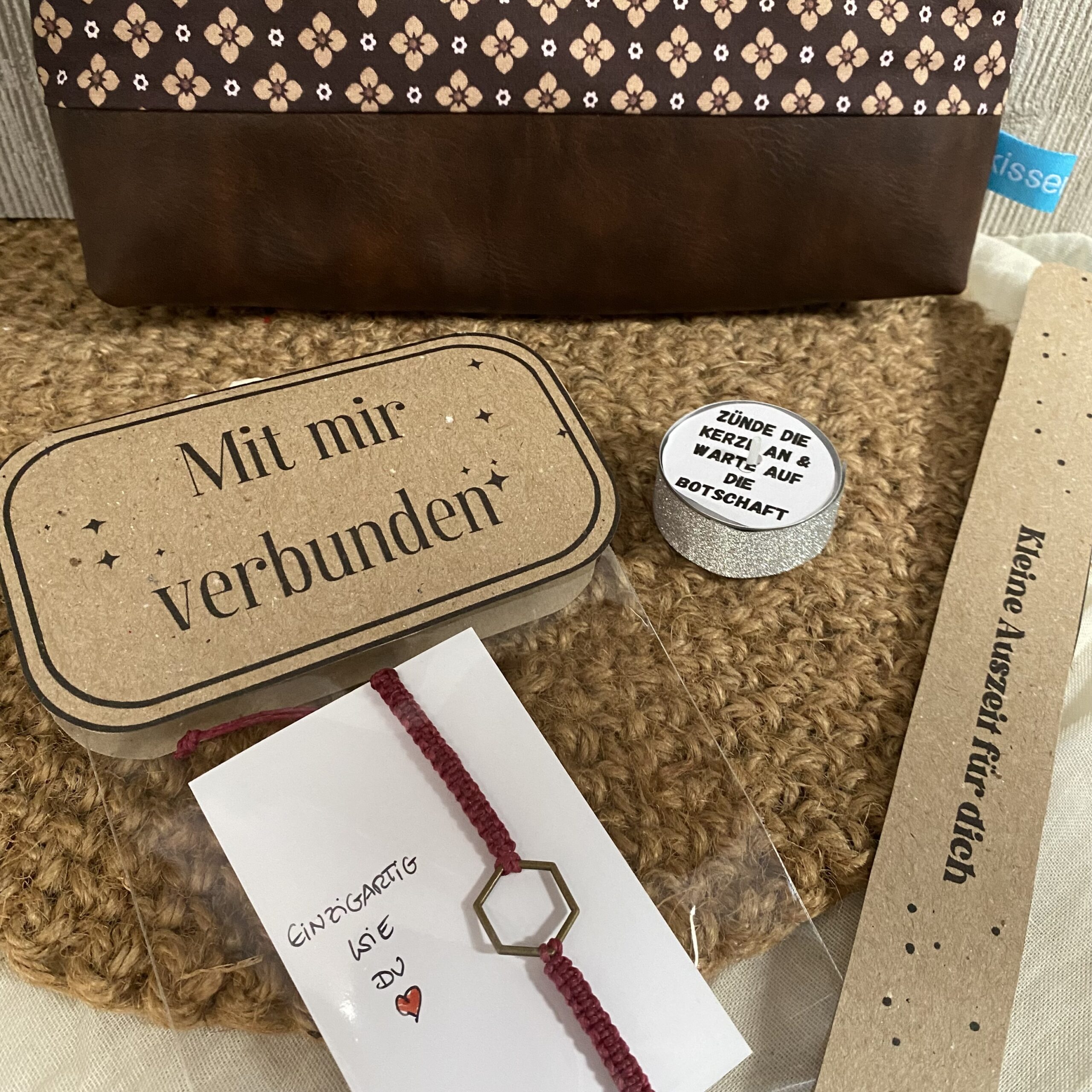 Geschenkset Me-Time: Kosmetiktasche, Makramee Armband Hexagon und Teelicht mit Botschaft – Bild 2
