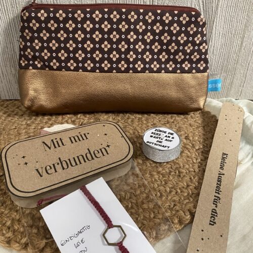 Geschenkset Me-Time: Kosmetiktasche braun/Kupfer, Makramee Armband Hexagon und Teelicht mit Botschaft (Kopie)