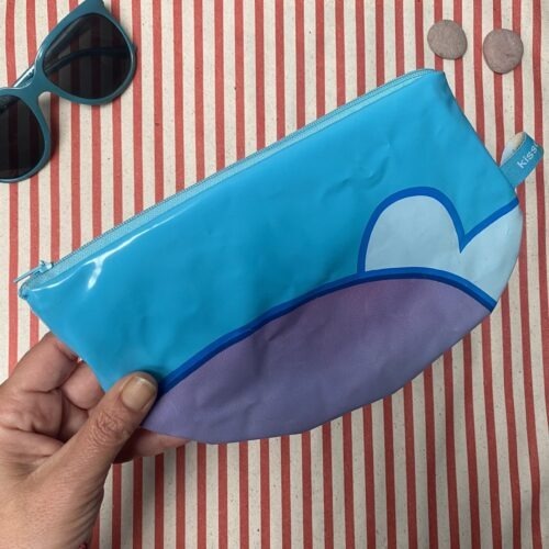 Halbrundes Mäppchen aus recyceltem Schwimmtier, Upcycling, wasserabweisend mit Reissverschluss