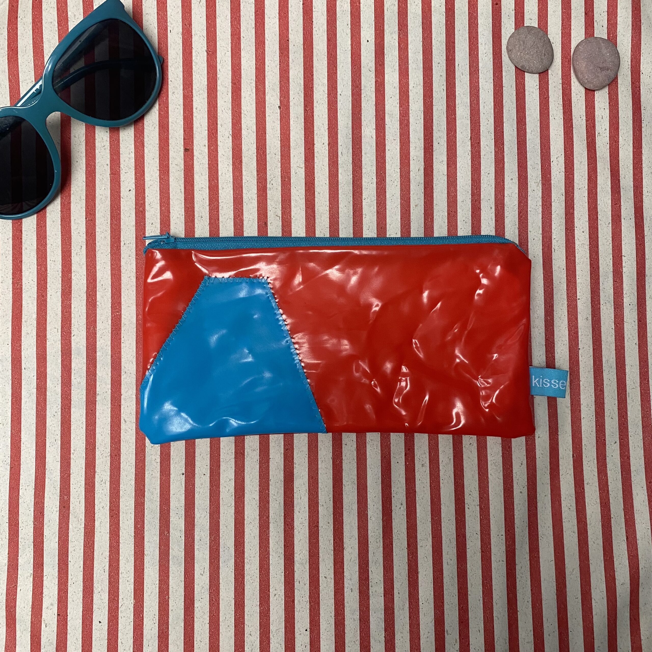 Mäppchen aus recyceltem Schwimmtier, Upcycling, Patchwork, wasserabweisend mit Reissverschluss