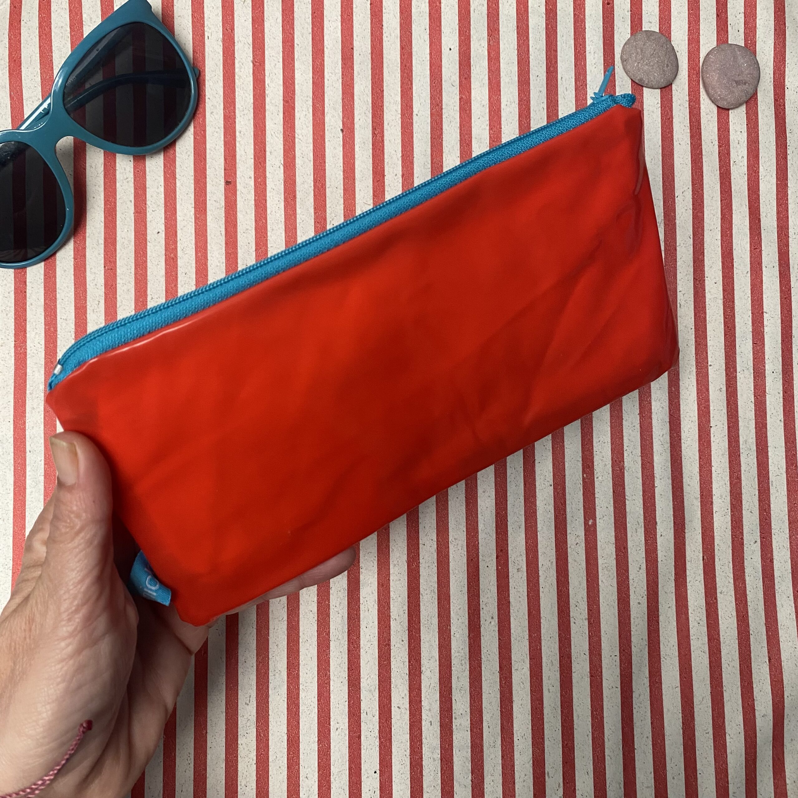 Mäppchen aus recyceltem Schwimmtier, Upcycling, Patchwork, wasserabweisend mit Reissverschluss