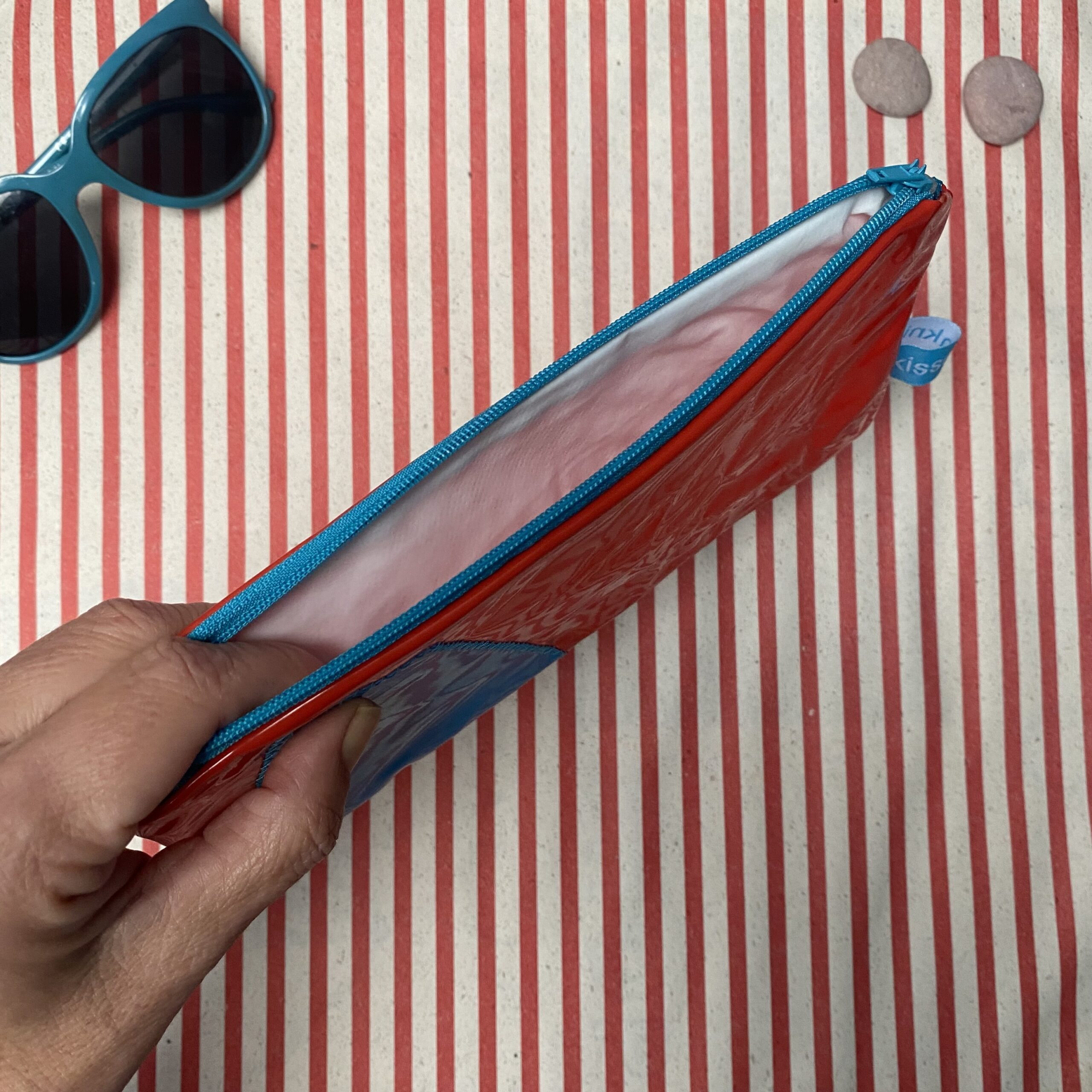 Mäppchen aus recyceltem Schwimmtier, Upcycling, Patchwork, wasserabweisend mit Reissverschluss