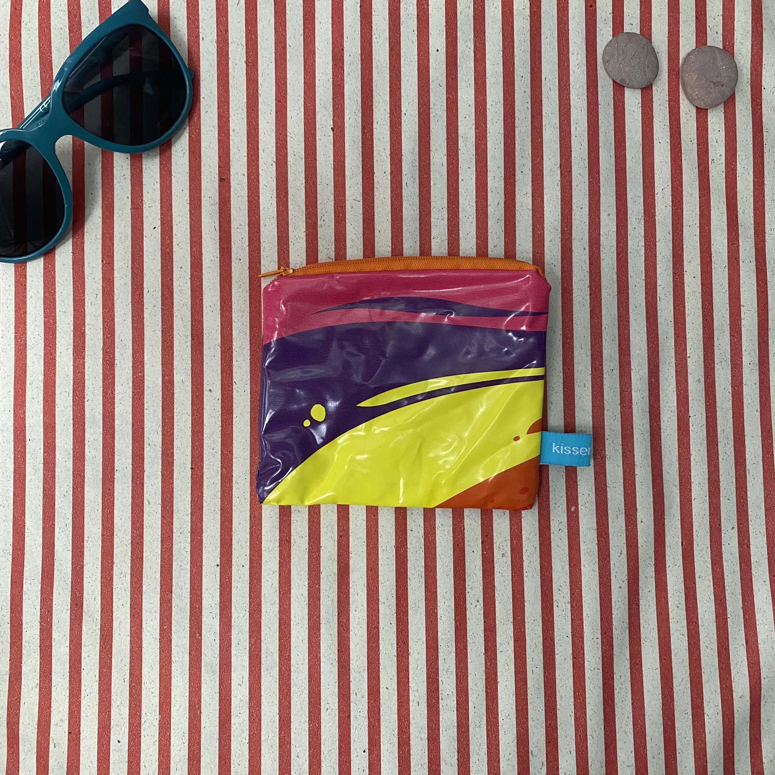 Upcycling Geldbeutel aus aufblasbarem Schwimm-Einhorn, wasserabweisend mit Reissverschluss