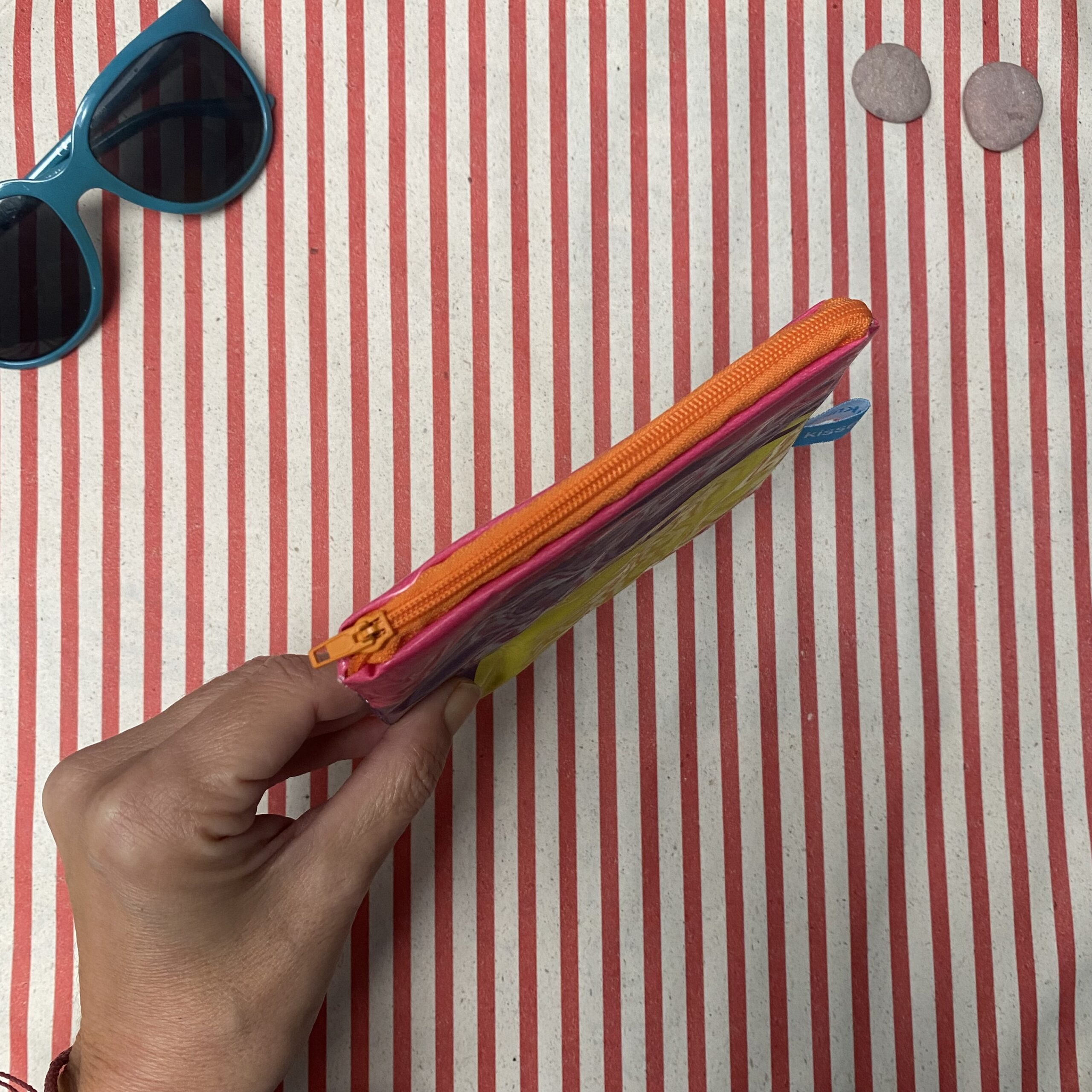 Upcycling Geldbeutel aus aufblasbarem Schwimm-Einhorn, wasserabweisend mit Reissverschluss