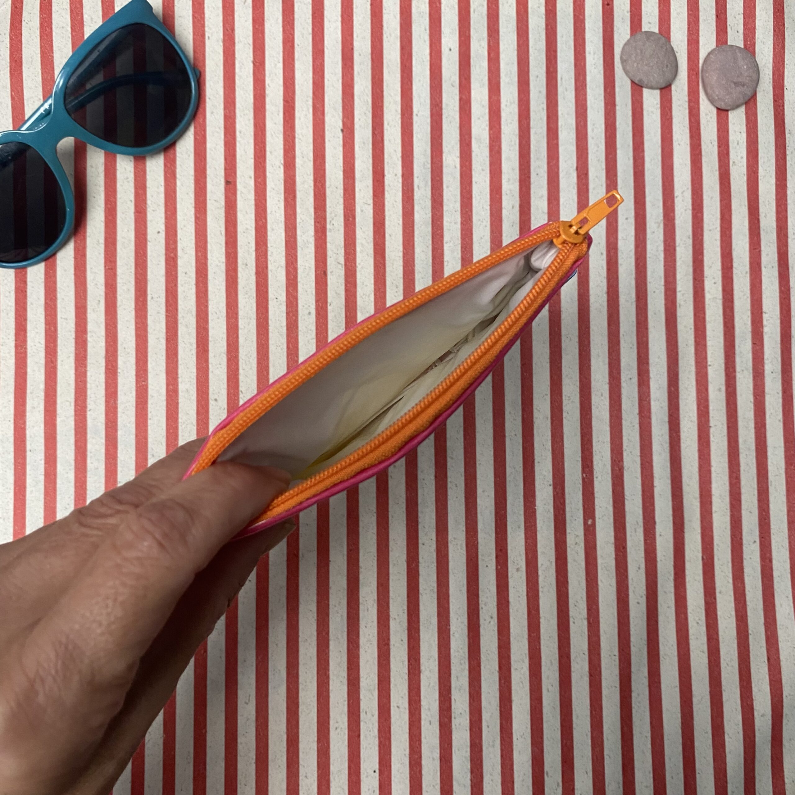 Upcycling Geldbeutel aus aufblasbarem Schwimm-Einhorn, wasserabweisend mit Reissverschluss