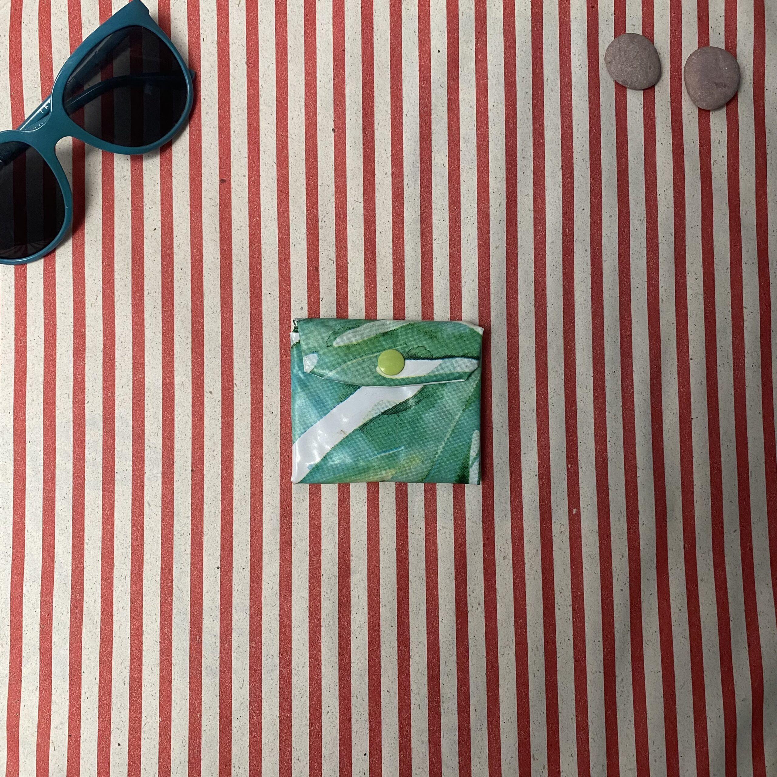 Upcycling Geldbörse, Kartenetui aus Schwimmreifen mit Blättern, wasserabweisend