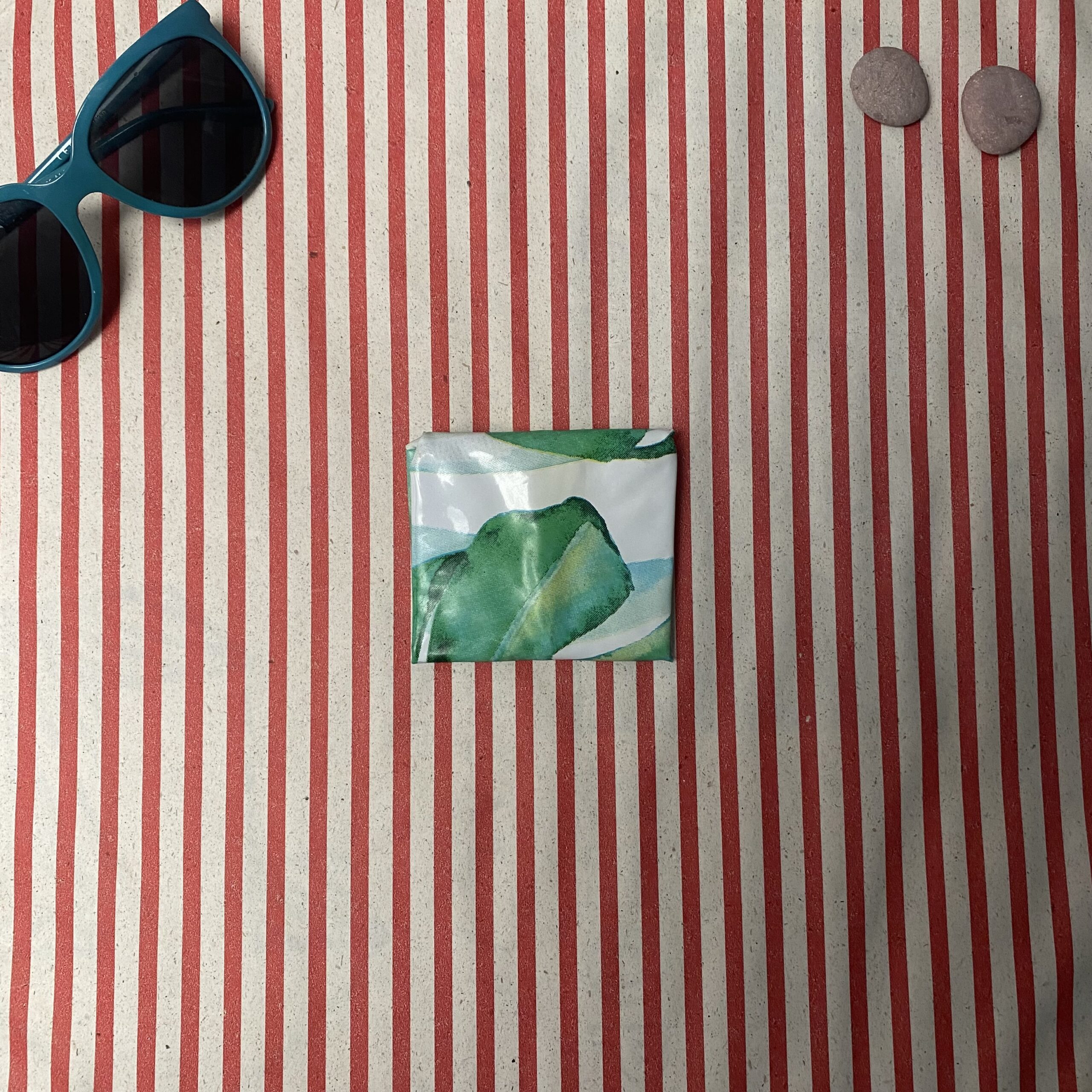 Upcycling Geldbörse, Kartenetui aus Schwimmreifen mit Blättern, wasserabweisend