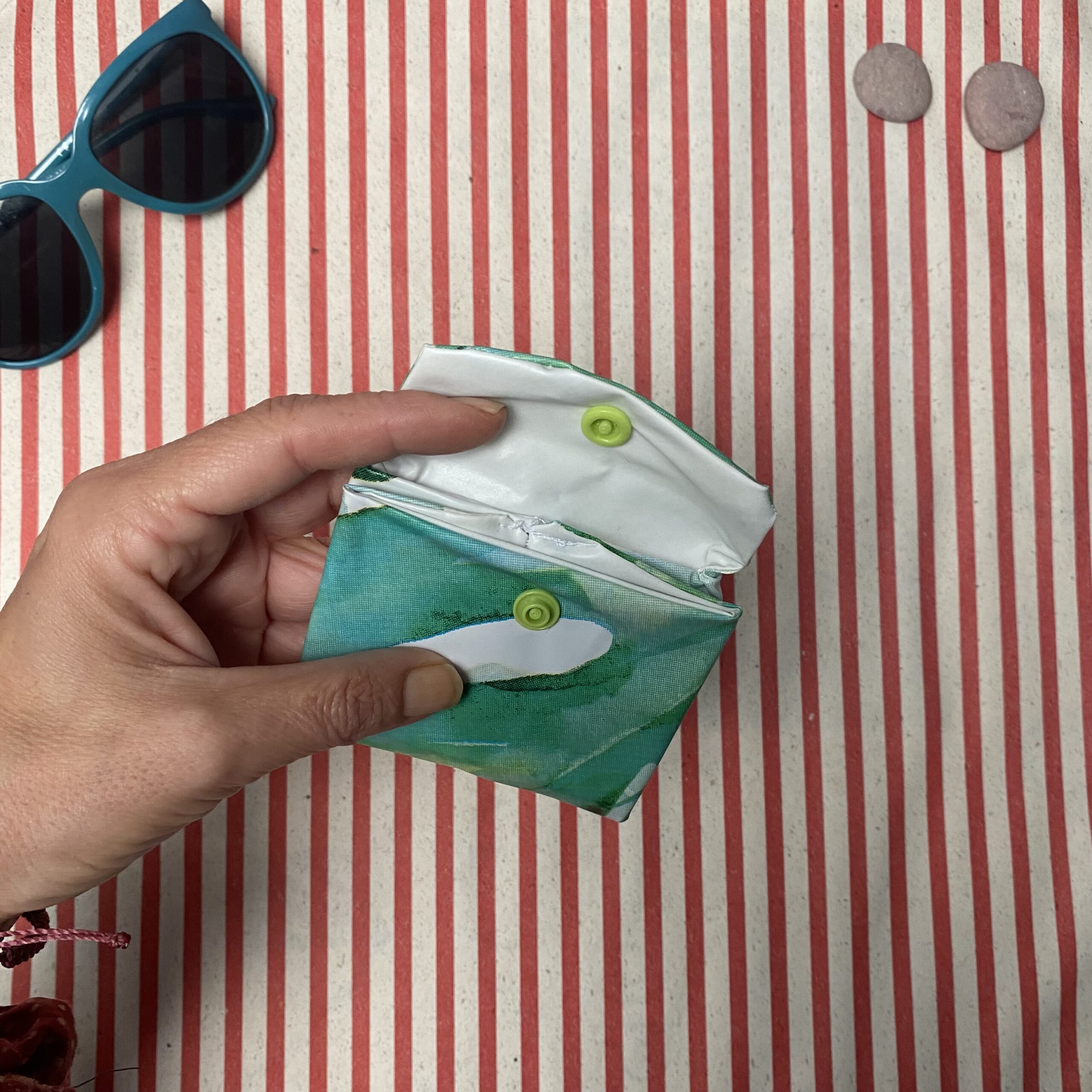 Upcycling Geldbörse, Kartenetui aus Schwimmreifen mit Blättern, wasserabweisend
