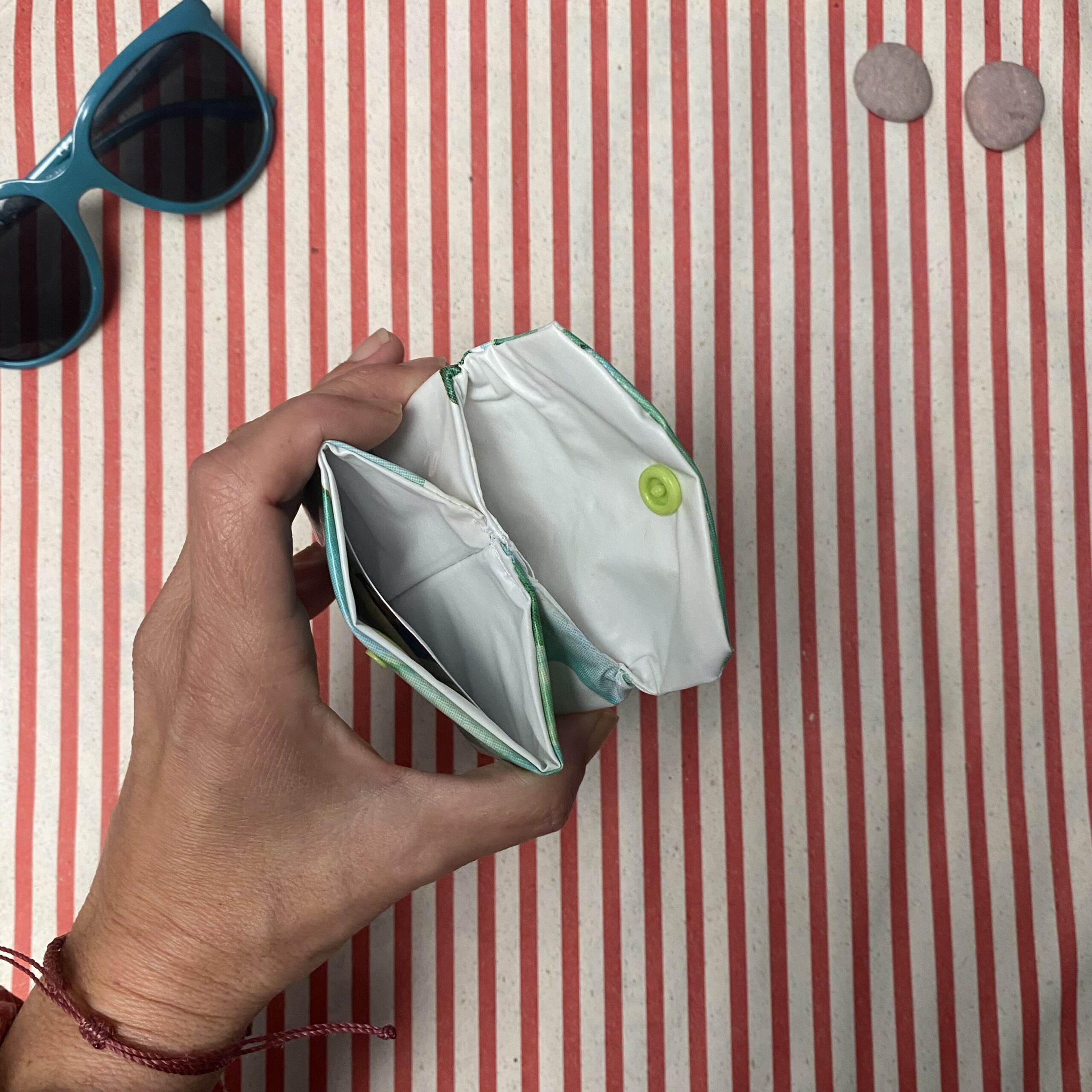 Upcycling Geldbörse, Kartenetui aus Schwimmreifen mit Blättern, wasserabweisend