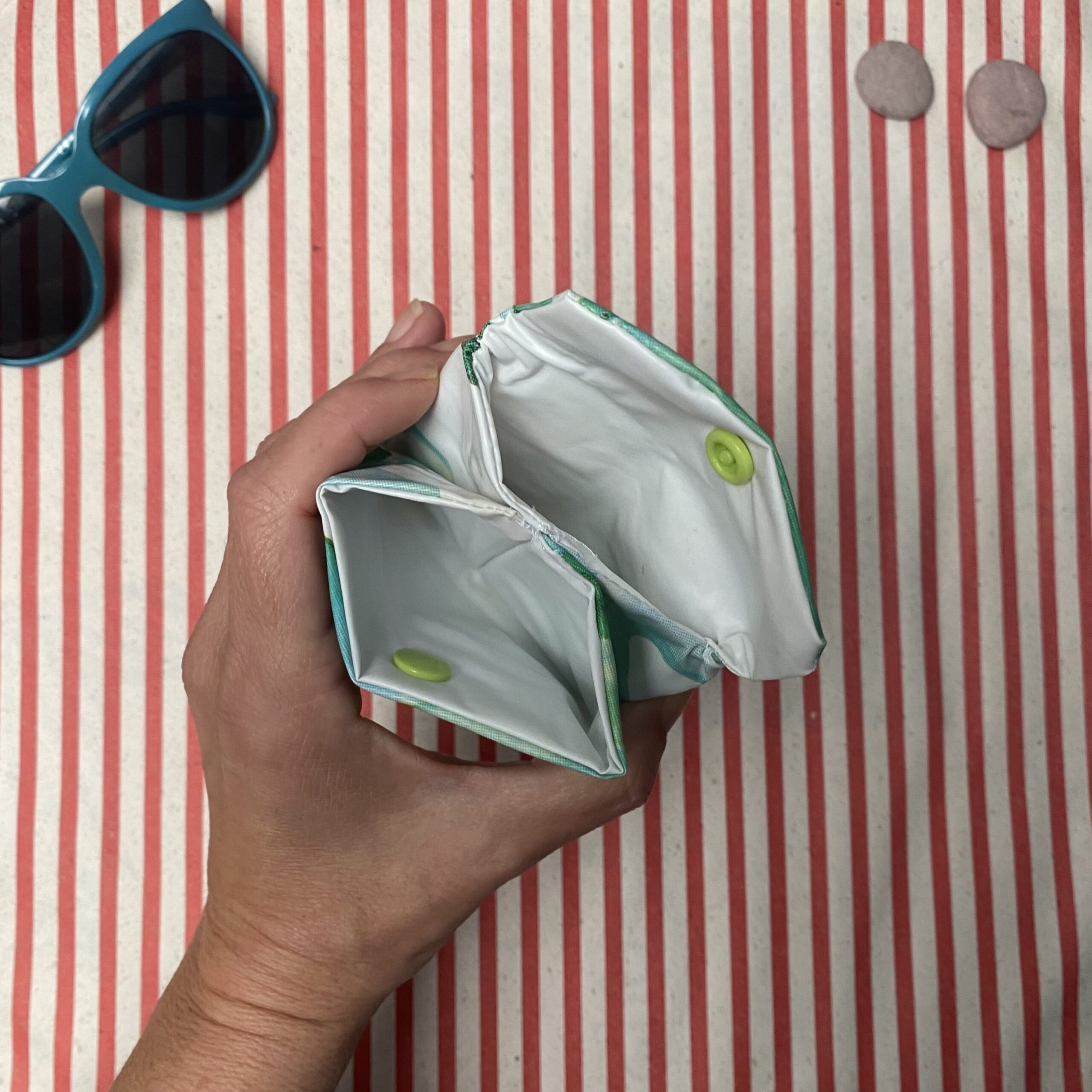 Upcycling Geldbörse, Kartenetui aus Schwimmreifen mit Blättern, wasserabweisend