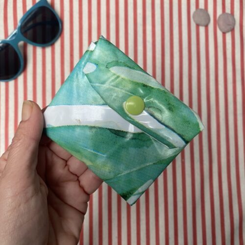 Upcycling Geldbörse, Kartenetui aus Schwimmreifen mit Blättern, wasserabweisend