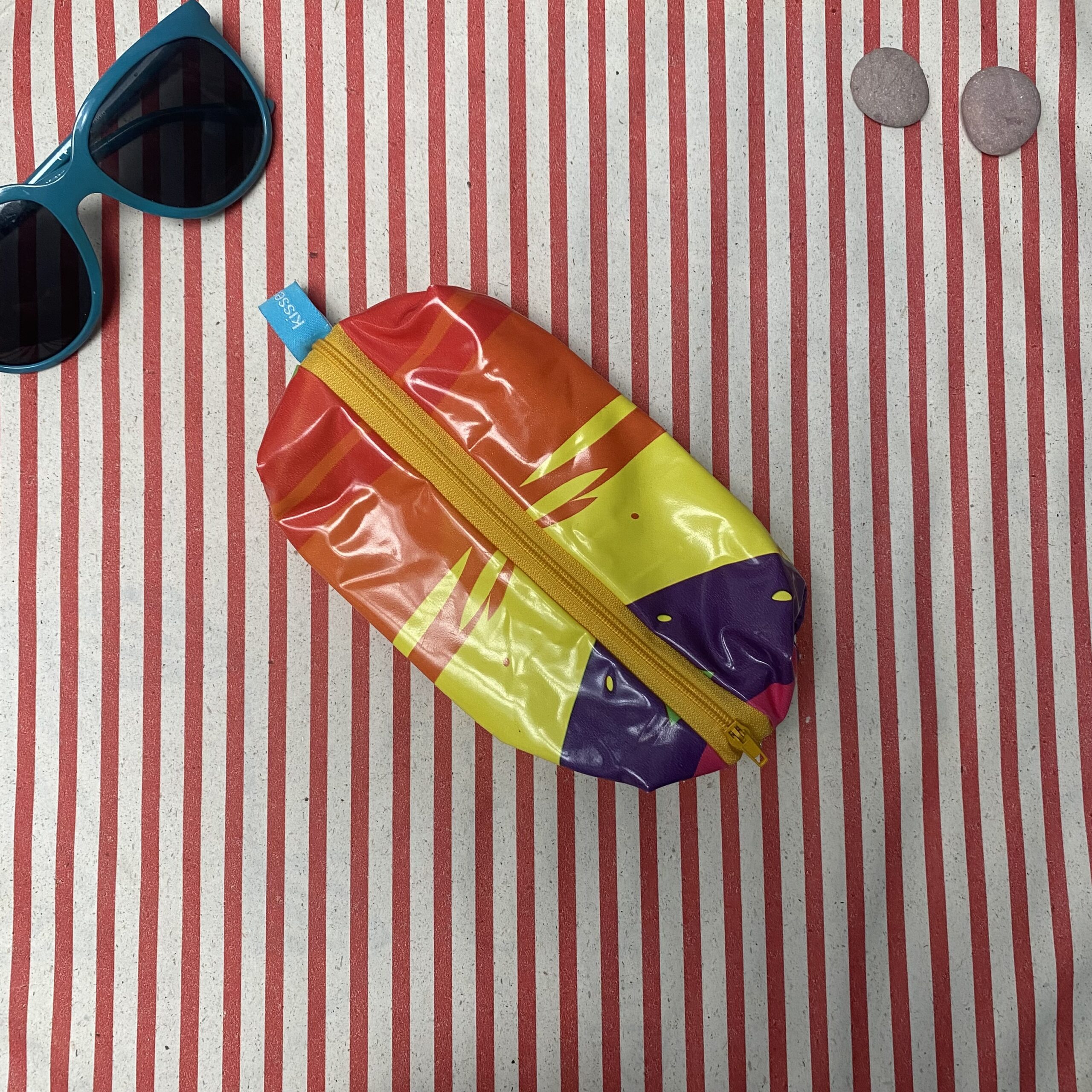 Mäppchen aus recyceltem Schwimmtier, Einhorn, Upcycling, Boxy Bag, wasserabweisend mit Reissverschluss