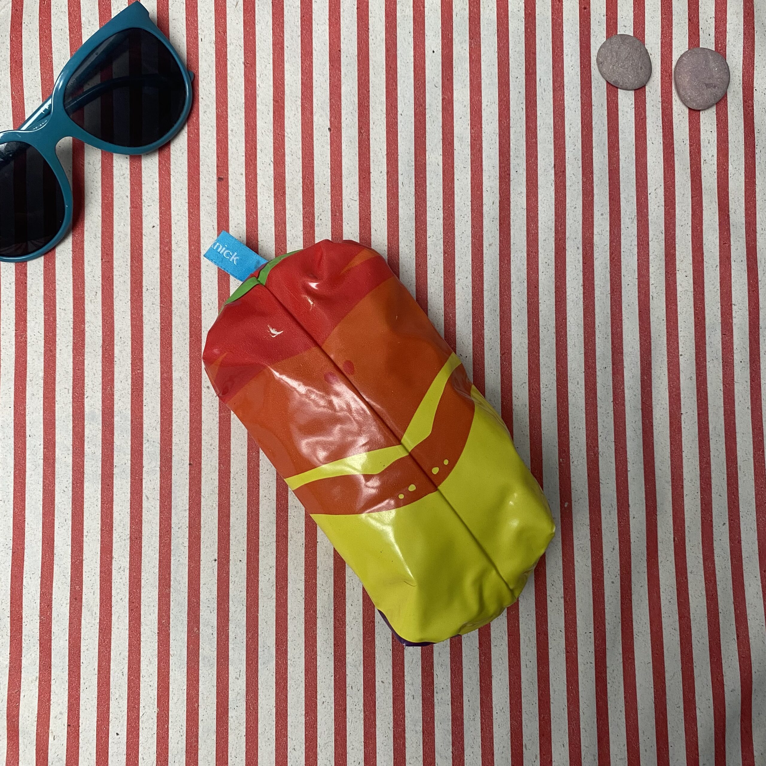 Mäppchen aus recyceltem Schwimmtier, Einhorn, Upcycling, Boxy Bag, wasserabweisend mit Reissverschluss