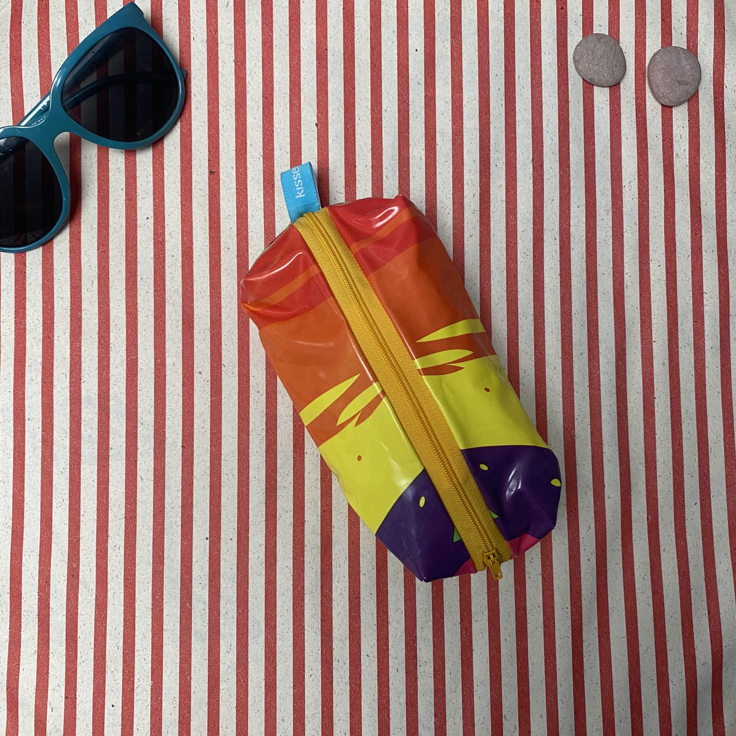 Mäppchen aus recyceltem Schwimmtier, Einhorn, Upcycling, Boxy Bag, wasserabweisend mit Reissverschluss