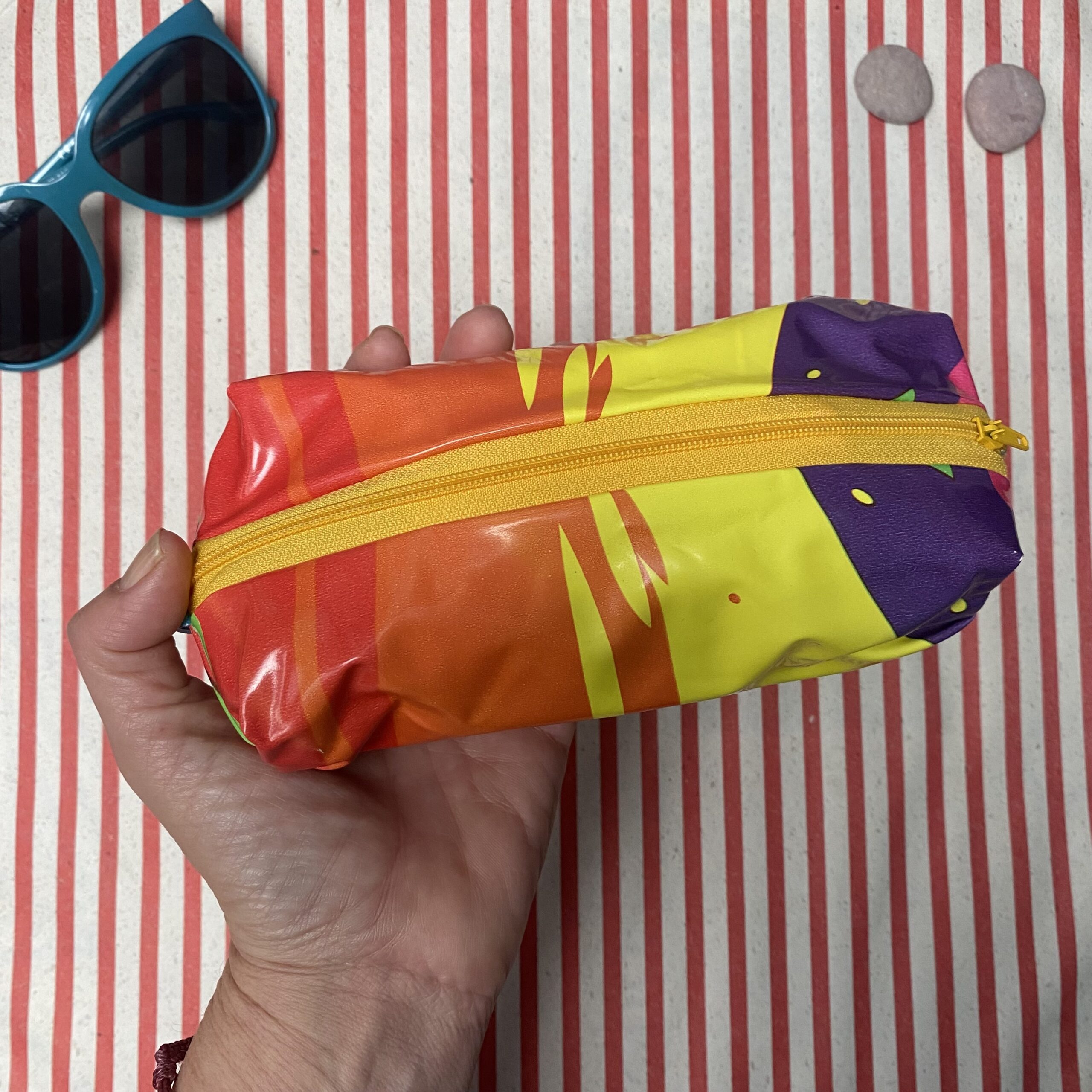 Mäppchen aus recyceltem Schwimmtier, Einhorn, Upcycling, Boxy Bag, wasserabweisend mit Reissverschluss