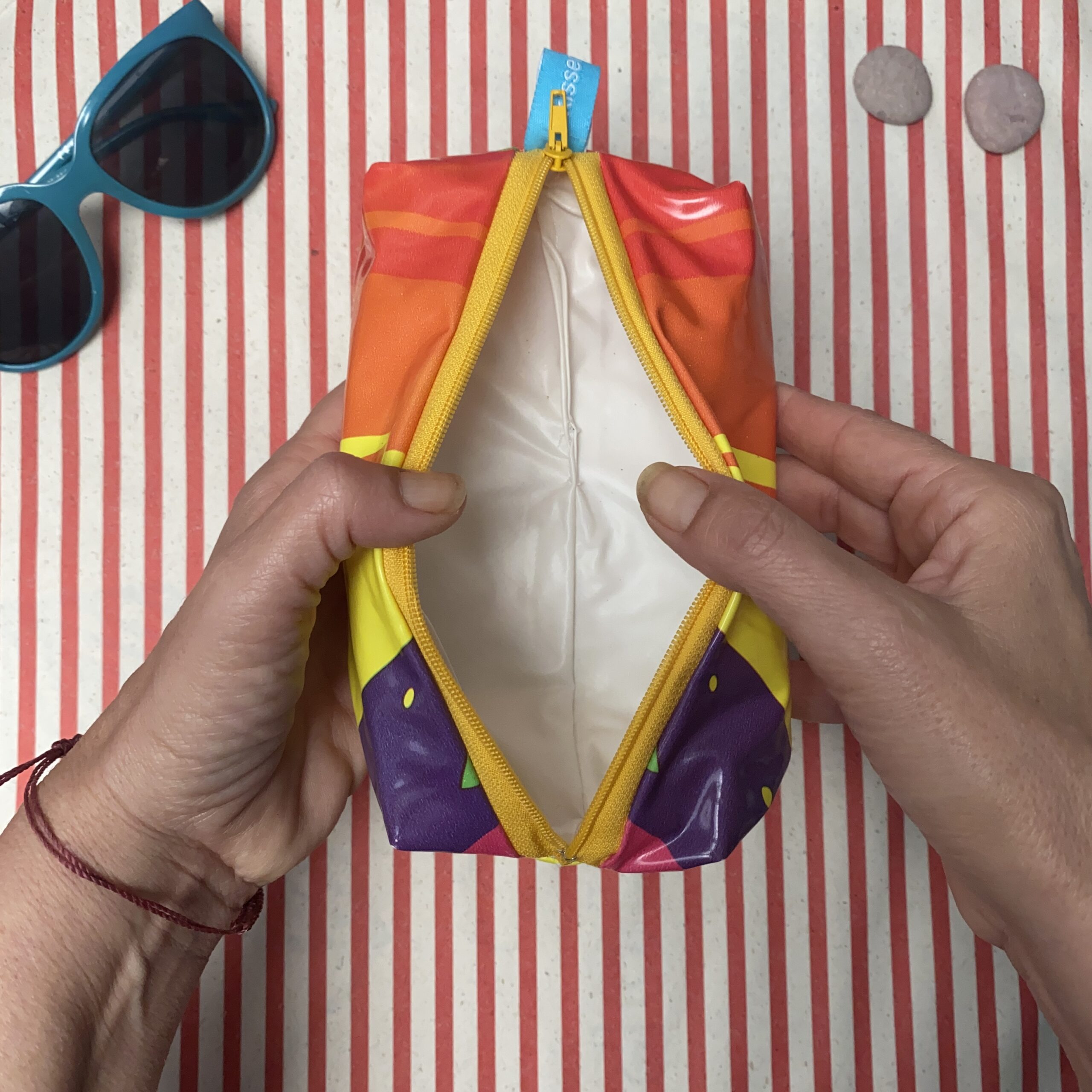 Mäppchen aus recyceltem Schwimmtier, Einhorn, Upcycling, Boxy Bag, wasserabweisend mit Reissverschluss