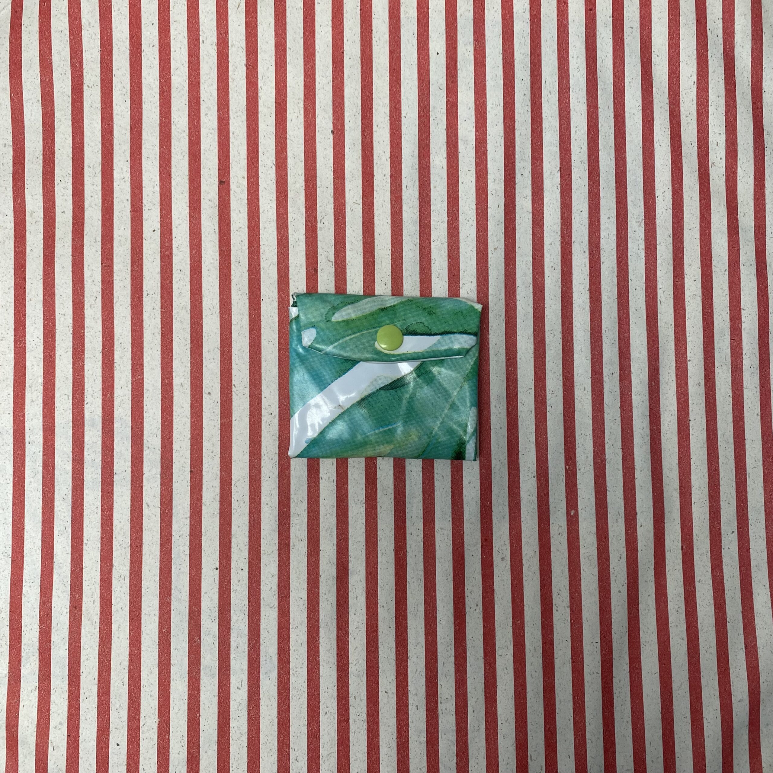 Upcycling Geldbörse, Kartenetui aus Schwimmreifen mit Blättern, wasserabweisend