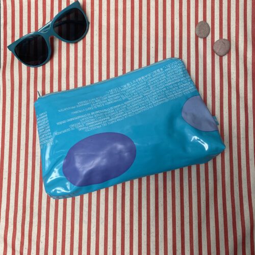 Upcycling Wetbag aus recyceltem Schwimmtier, wasserabweisendes Mäppchen mit Reissverschluss