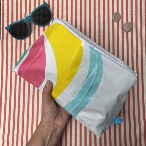 Wetbag aus recyceltem Schwimmtier, Einhorn Upcycling, wasserabweisendes Mäppchen mit Reissverschluss