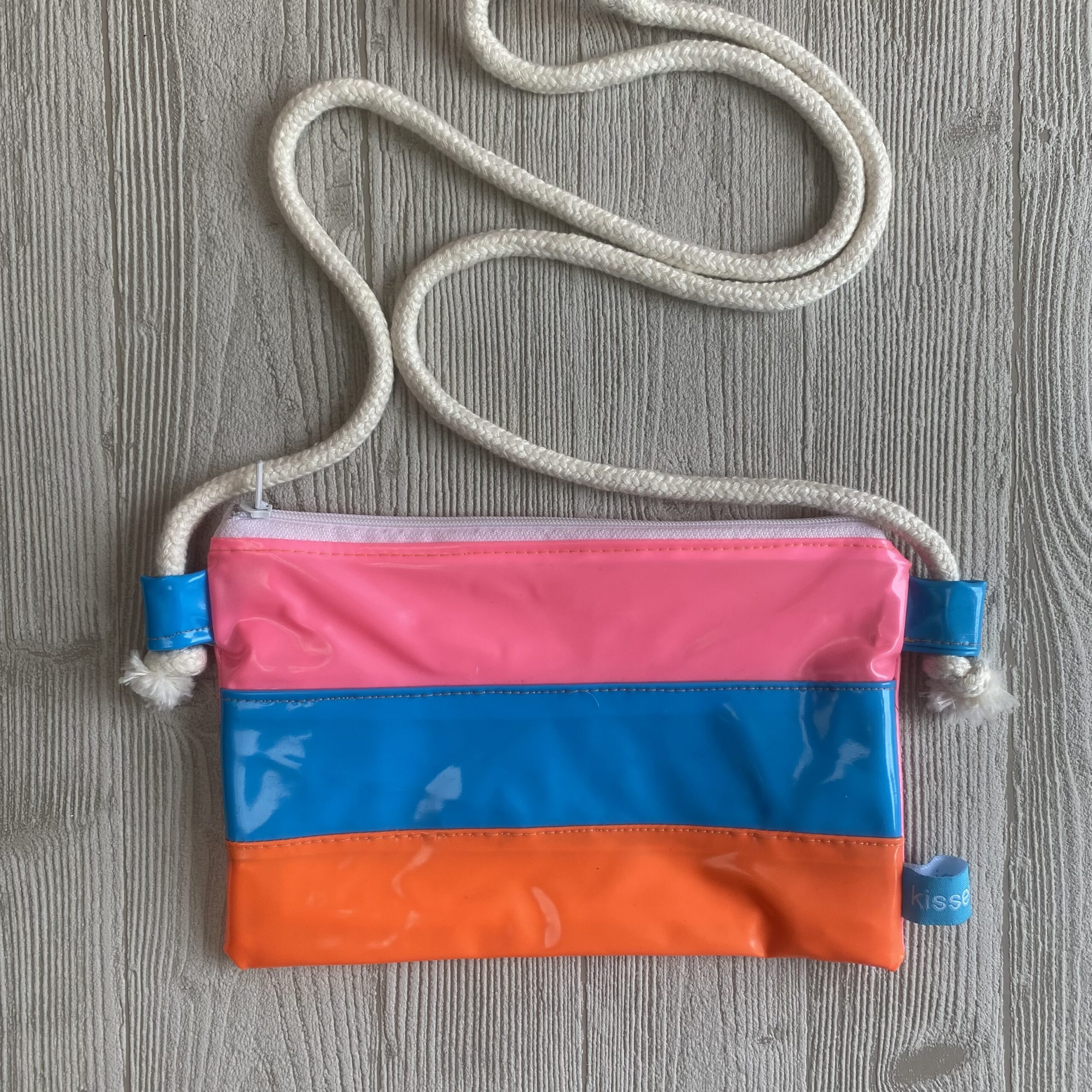 Upcycling Umhängetasche aus aufblasbaren Pooltieren, pink-petrol-orange-verstellbare Träger, wasserabweisend, mit Reissverschluss
