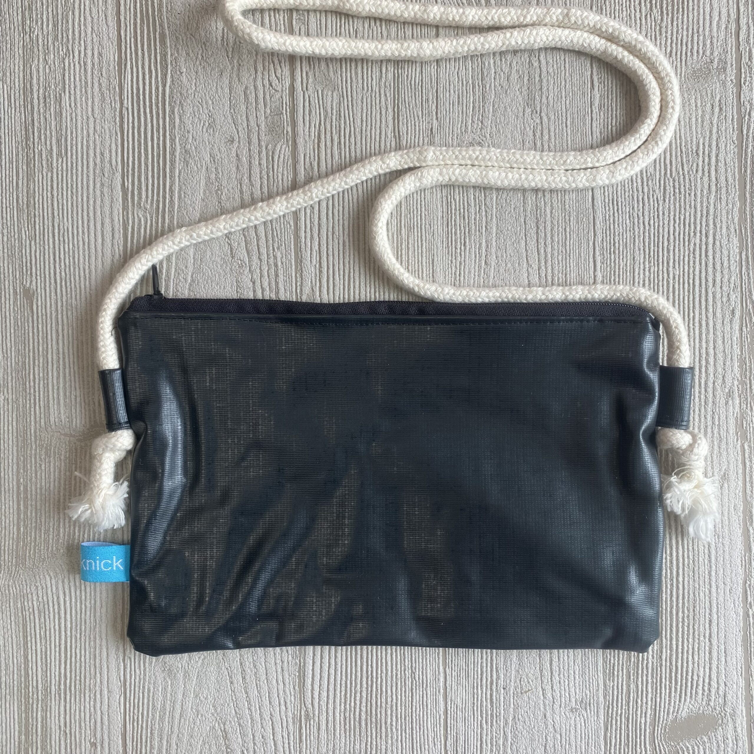 schwarze Upcycling Umhängetasche aus recyceltem Schlauchboot, verstellbar, wasserabweisend, mit Reissverschluss