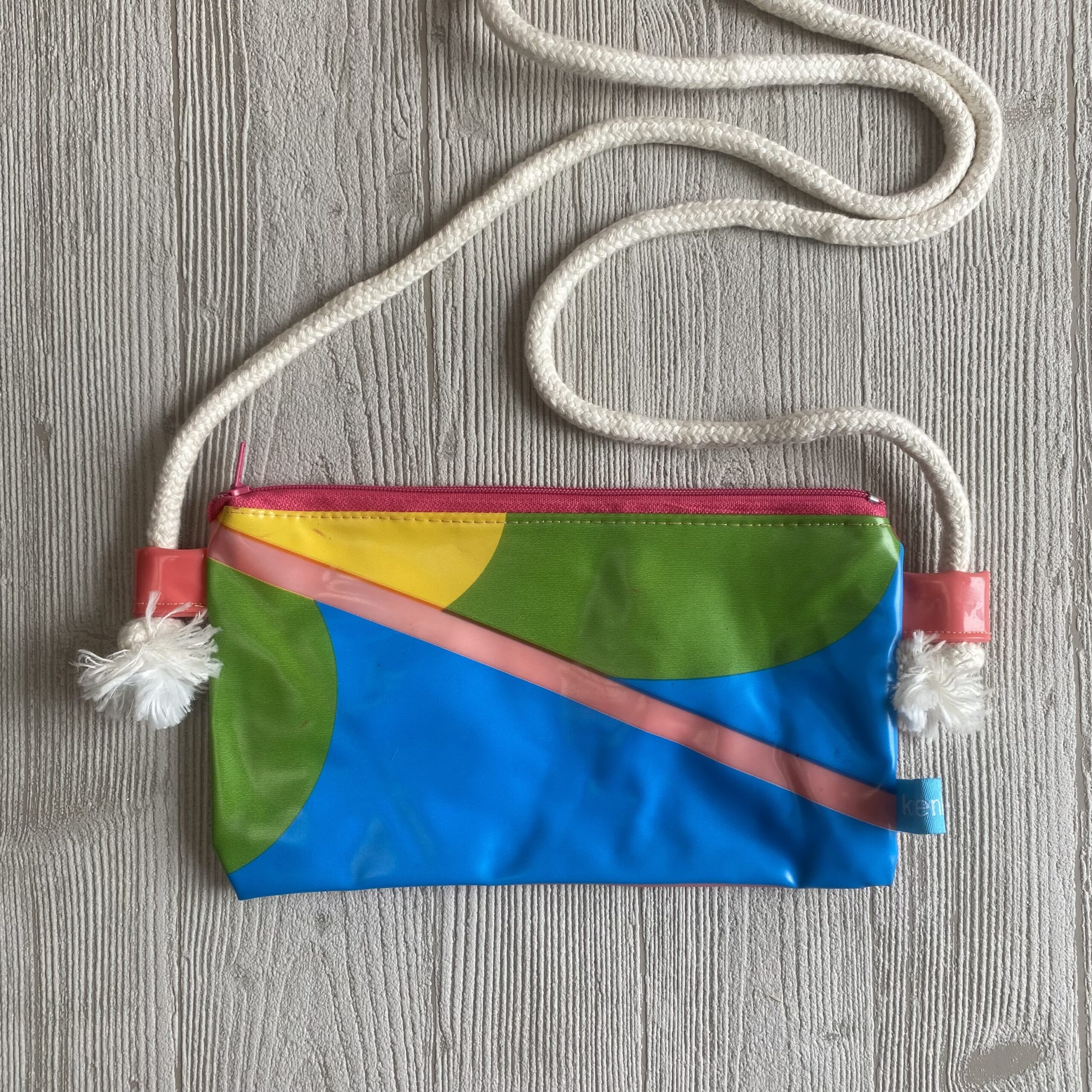 bunte Upcycling Umhängetasche aus recyceltem Schwimmtier, verstellbar, wasserabweisend, mit Reissverschluss