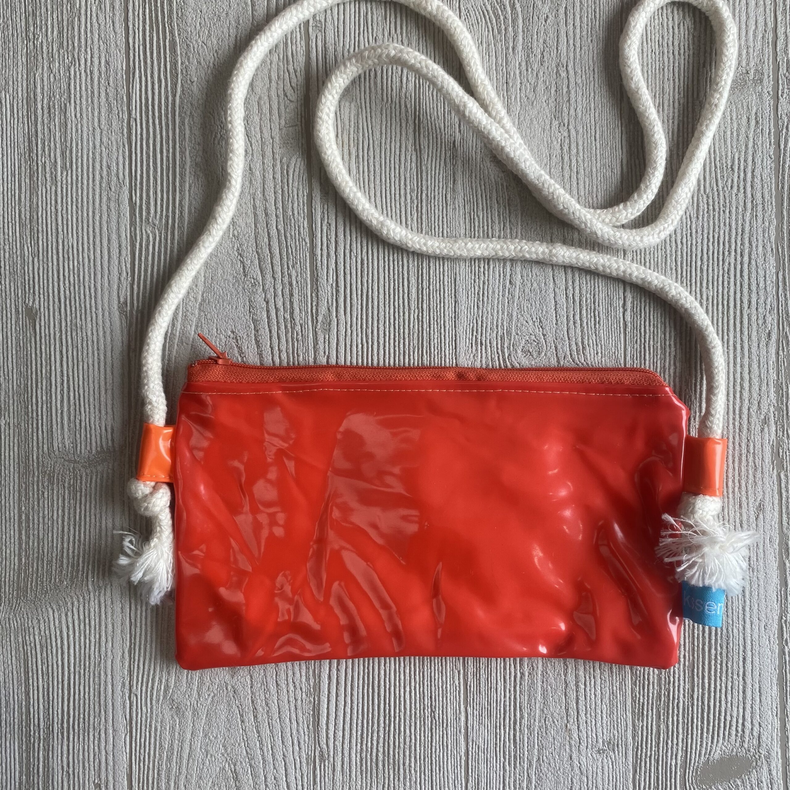 rote Upcycling Umhängetasche aus recycelter Luftmatratze, verstellbar, wasserabweisend, mit Reissverschluss