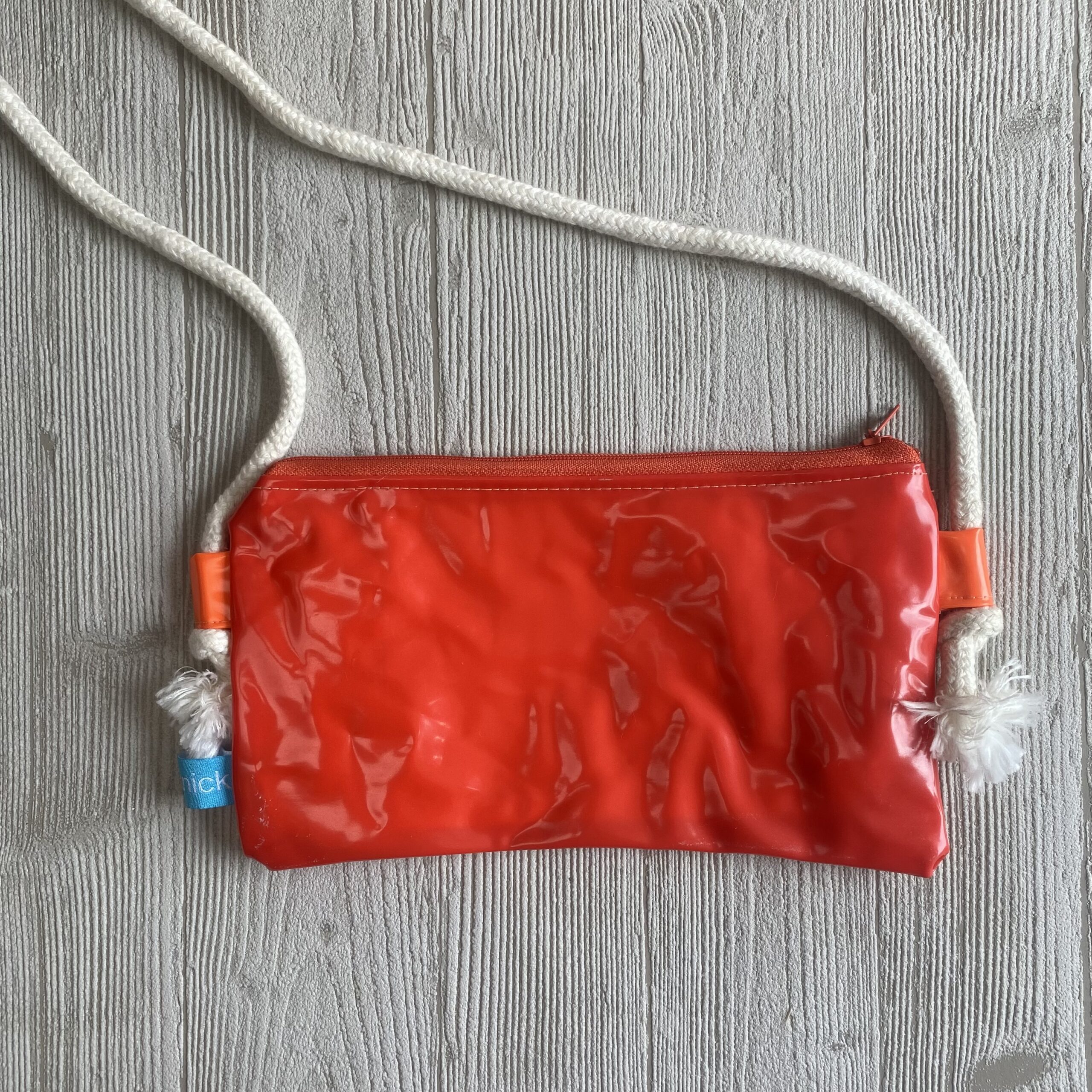 rote Upcycling Umhängetasche aus recycelter Luftmatratze, verstellbar, wasserabweisend, mit Reissverschluss
