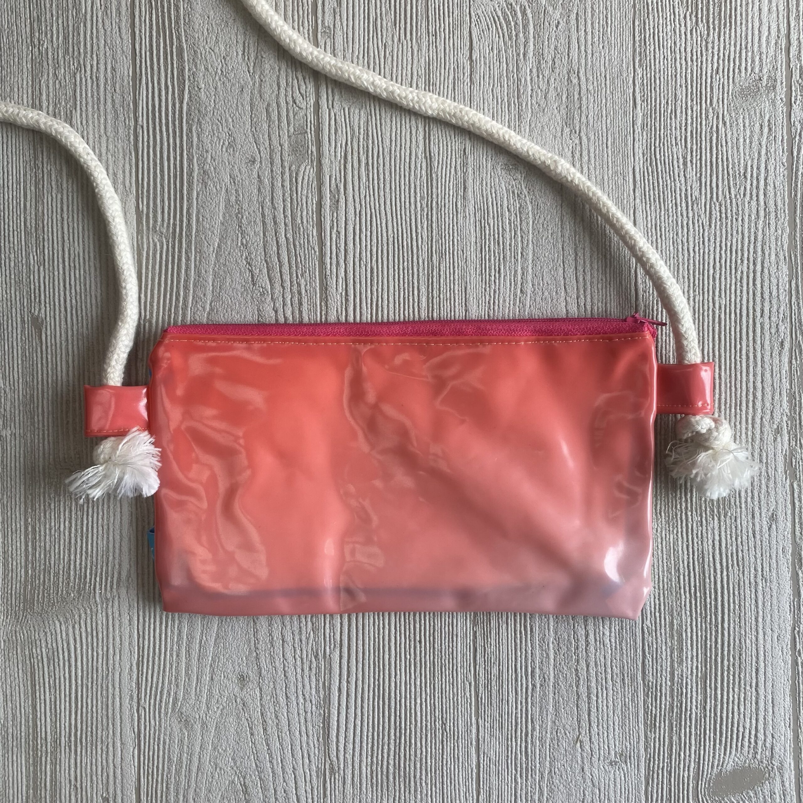 bunte Upcycling Umhängetasche aus recyceltem Schwimmtier, verstellbar, wasserabweisend, mit Reissverschluss