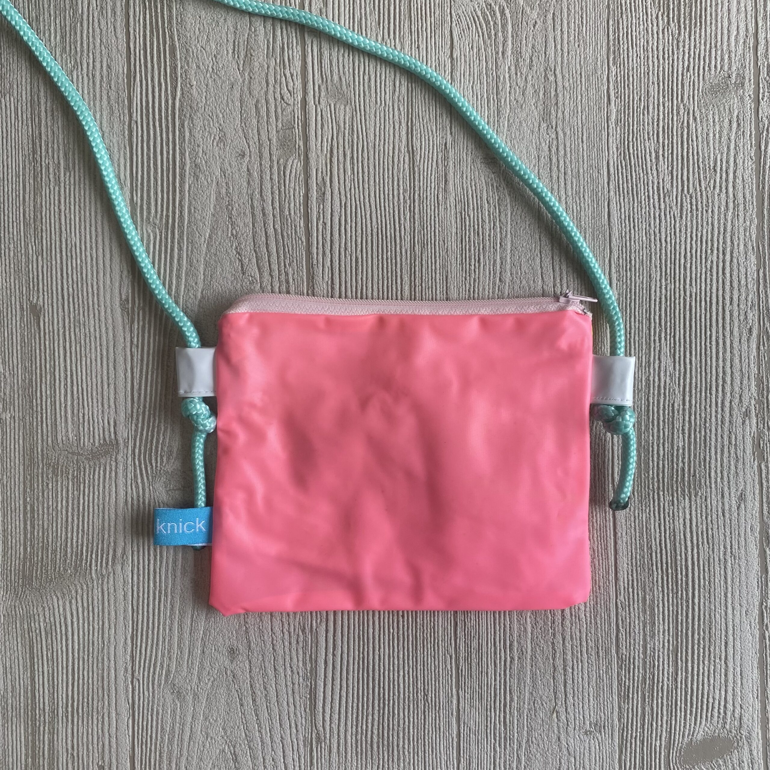 kleine Upcycling Umhängetasche aus recyceltem Schwimmspielzeug, verstellbar, wasserabweisend, gestreift, mit Reissverschluss