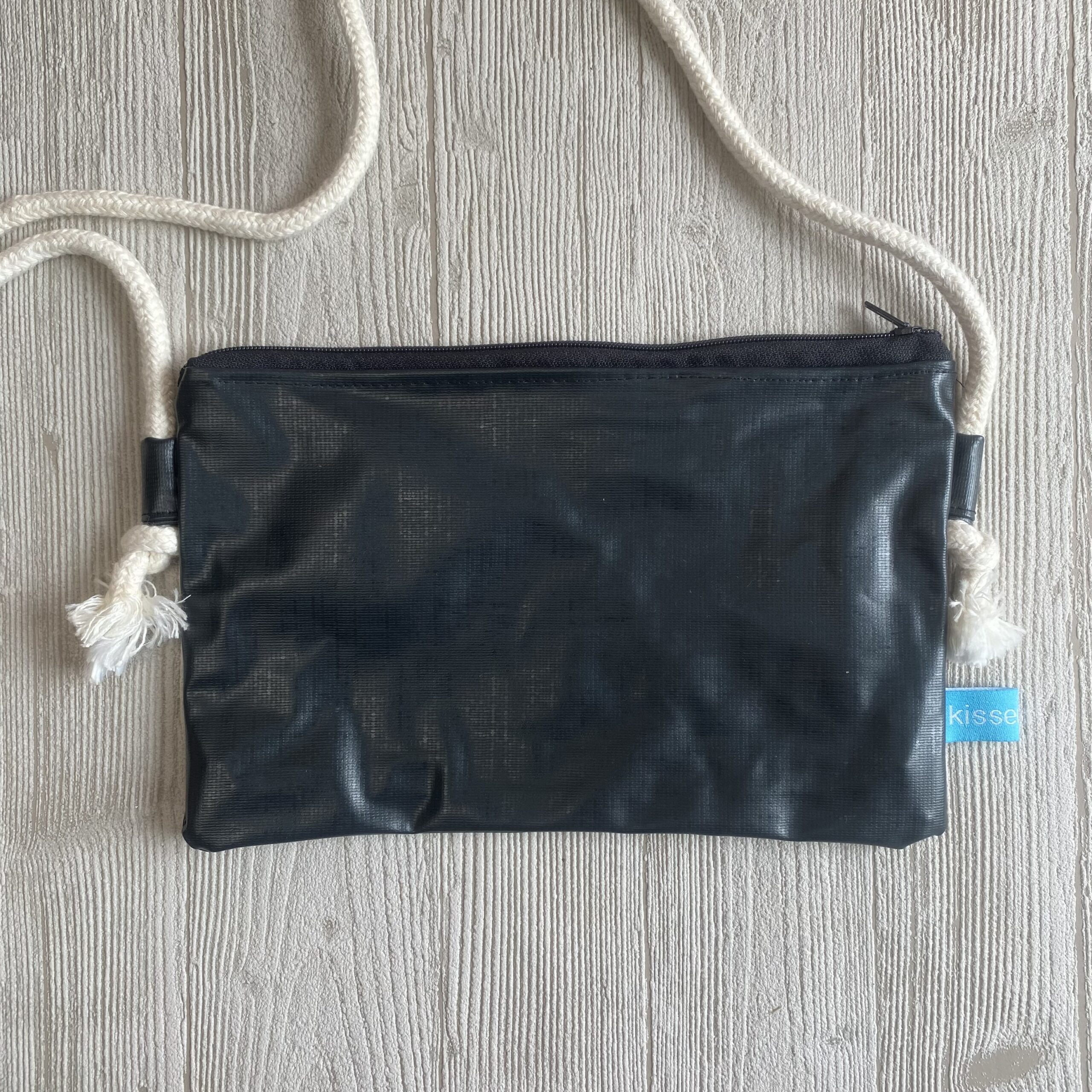 schwarze Upcycling Umhängetasche aus recyceltem Schlauchboot, verstellbar, wasserabweisend, mit Reissverschluss