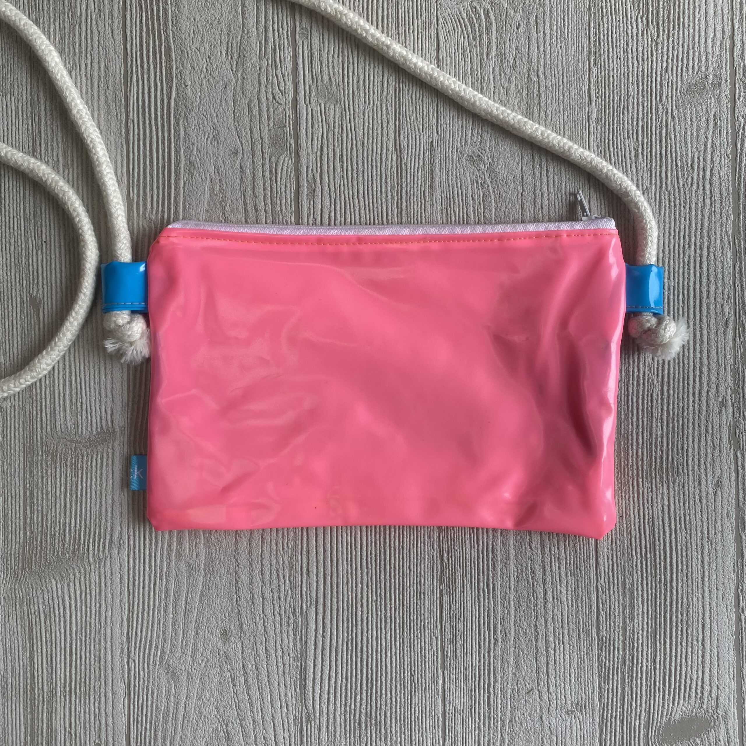 Upcycling Umhängetasche aus aufblasbaren Pooltieren, pink-petrol-orange-verstellbare Träger, wasserabweisend, mit Reissverschluss