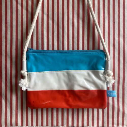 Upcycling Umhängetasche aus aufblasbaren Pooltieren in blau-weiß-rot gestreift, verstellbare Träger, wasserabweisend, mit Reissverschluss