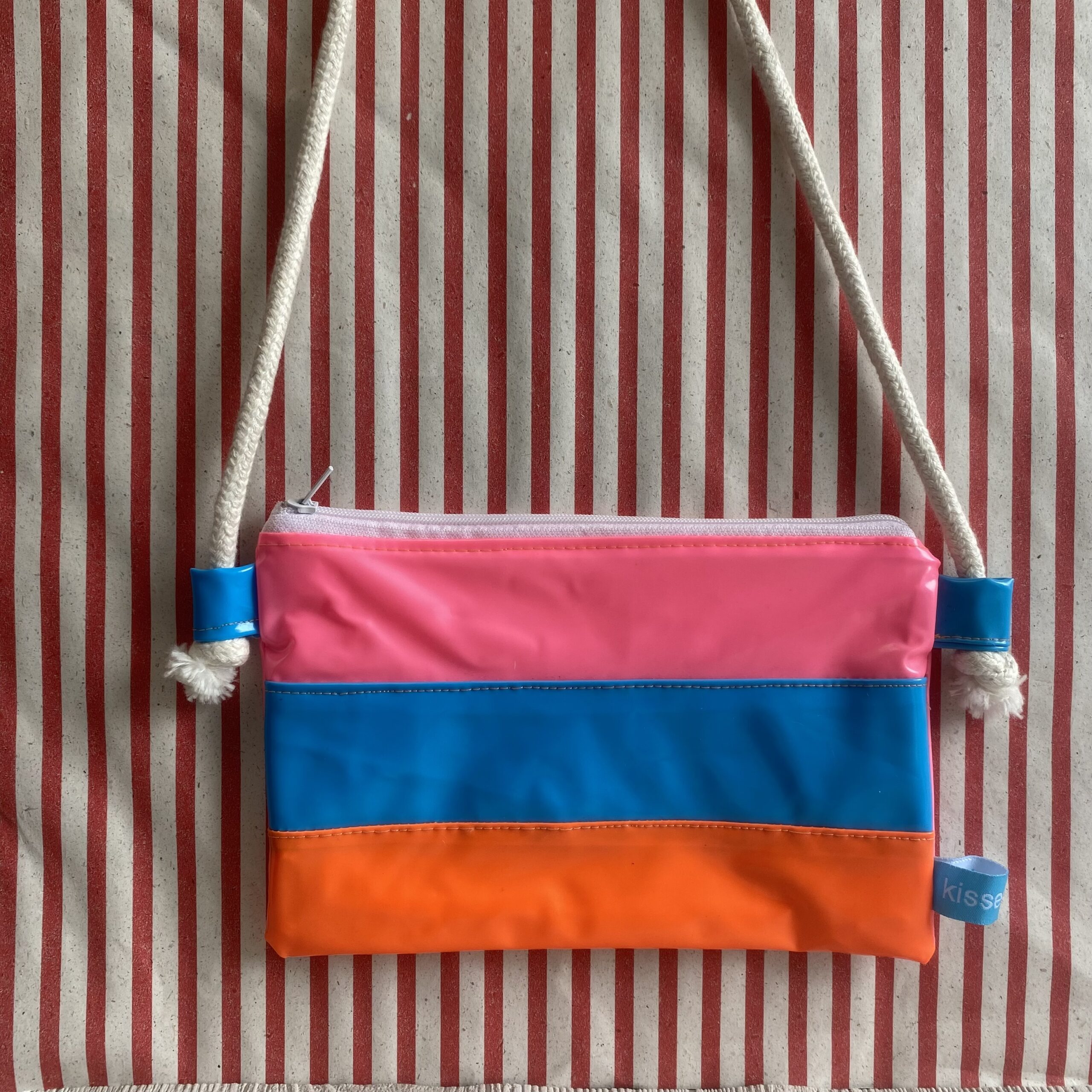 Upcycling Umhängetasche aus aufblasbaren Pooltieren, pink-petrol-orange-verstellbare Träger, wasserabweisend, mit Reissverschluss