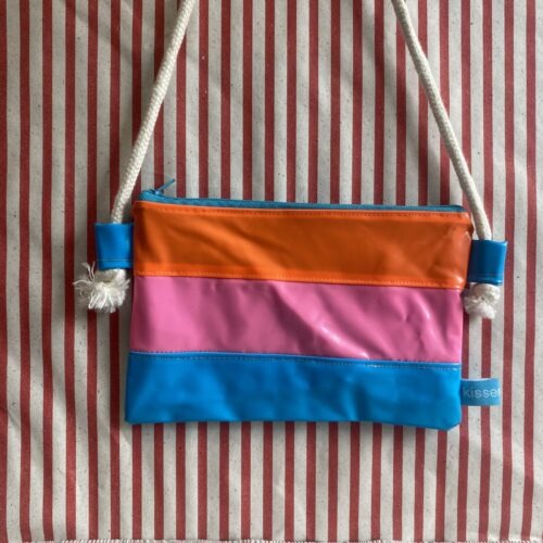 gestreifte Upcycling Umhängetasche aus aufblasbaren Schwimmspielzeugen, verstellbar, wasserabweisend, mit Reissverschluss