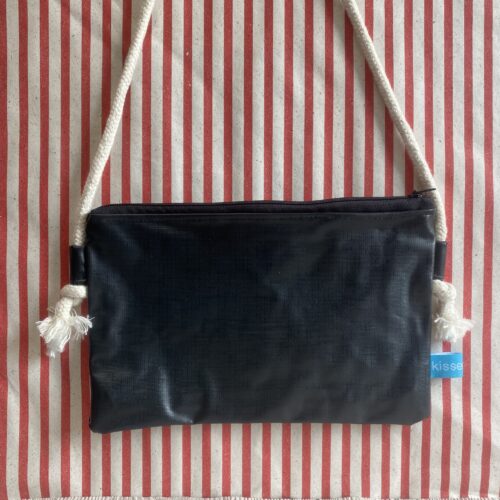 schwarze Upcycling Umhängetasche aus recyceltem Schlauchboot, verstellbar, wasserabweisend, mit Reissverschluss