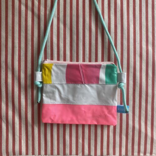 kleine Upcycling Umhängetasche aus recyceltem Schwimmspielzeug, verstellbar, wasserabweisend, gestreift, mit Reissverschluss