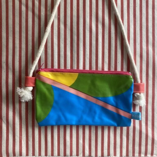 bunte Upcycling Umhängetasche aus recyceltem Schwimmtier, verstellbar, wasserabweisend, mit Reissverschluss