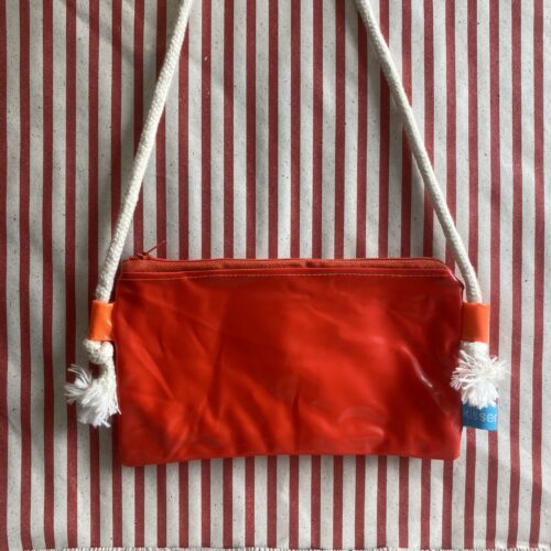 rote Upcycling Umhängetasche aus recycelter Luftmatratze, verstellbar, wasserabweisend, mit Reissverschluss