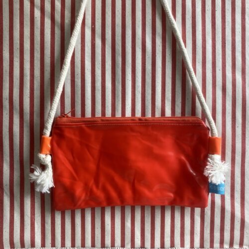 rote Upcycling Umhängetasche aus recycelter Luftmatratze, verstellbar, wasserabweisend, mit Reissverschluss